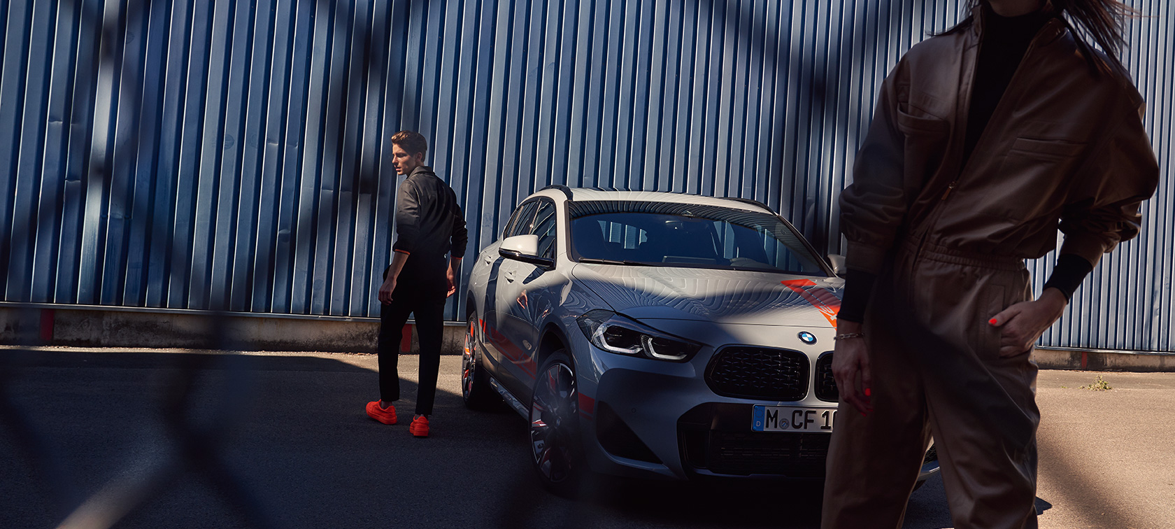 Vista anteriore a tre quarti della BMW X2 F39 BMW X2 2020 F39 Brooklyn Grey vista anteriore a tre quarti F39