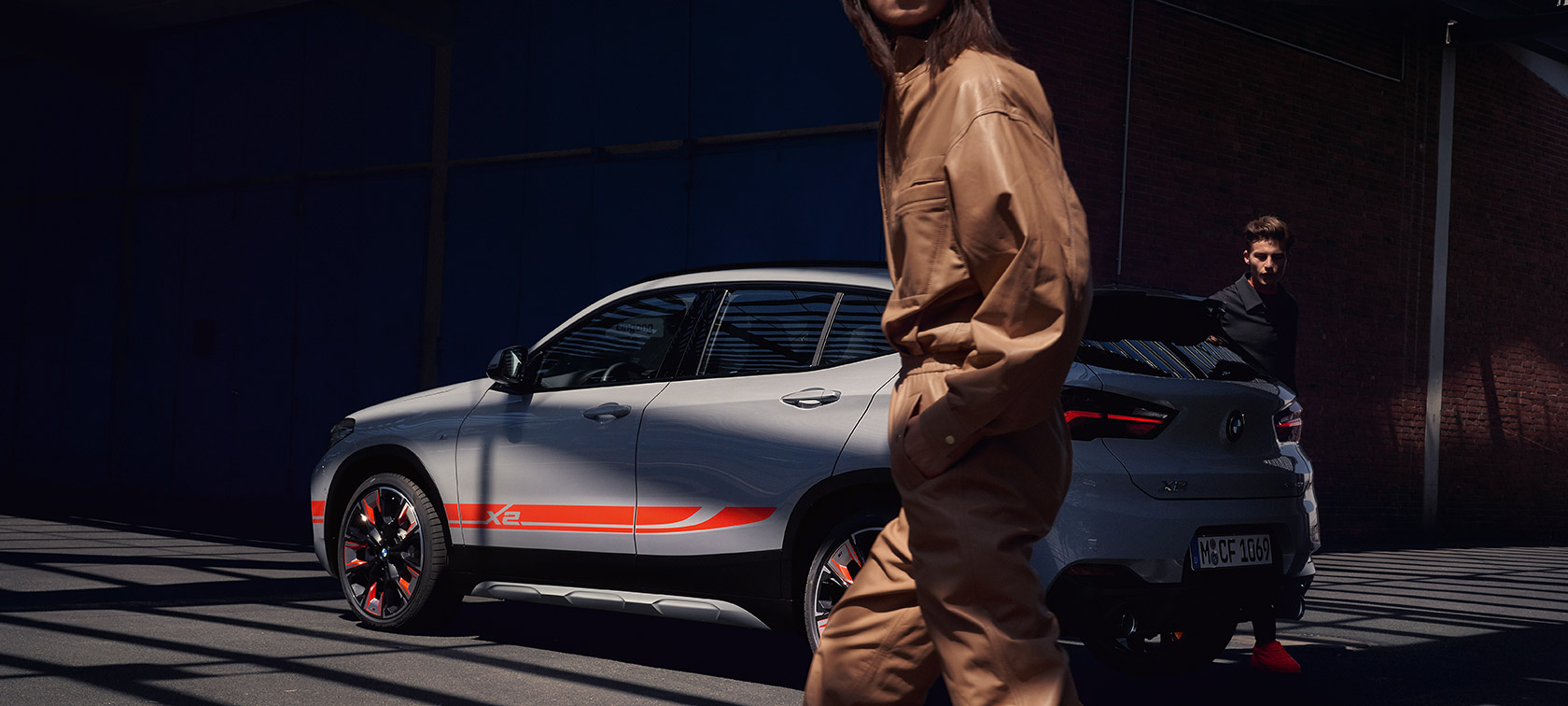 Vista posteriore a tre quarti della BMW X2 SUV F39 BMW X2 SUV 2020 F39 Brooklyn grey vista posteriore a tre quarti