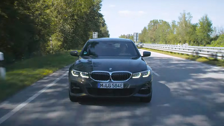BMW G20 ibrida Plug-in in movimento su strada BMW G20 ibrida Plug-in in movimento su strada Vista anteriore