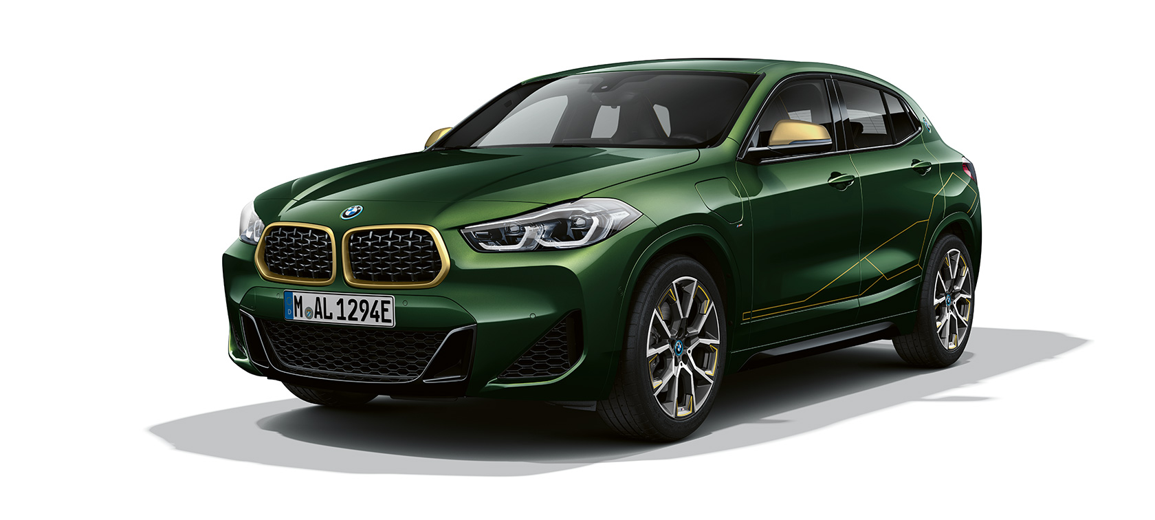 Vista anteriore a tre quarti della BMW X2 F39 Vista anteriore a tre quarti della BMW X2 F39 in Sanremo Green metallizzato