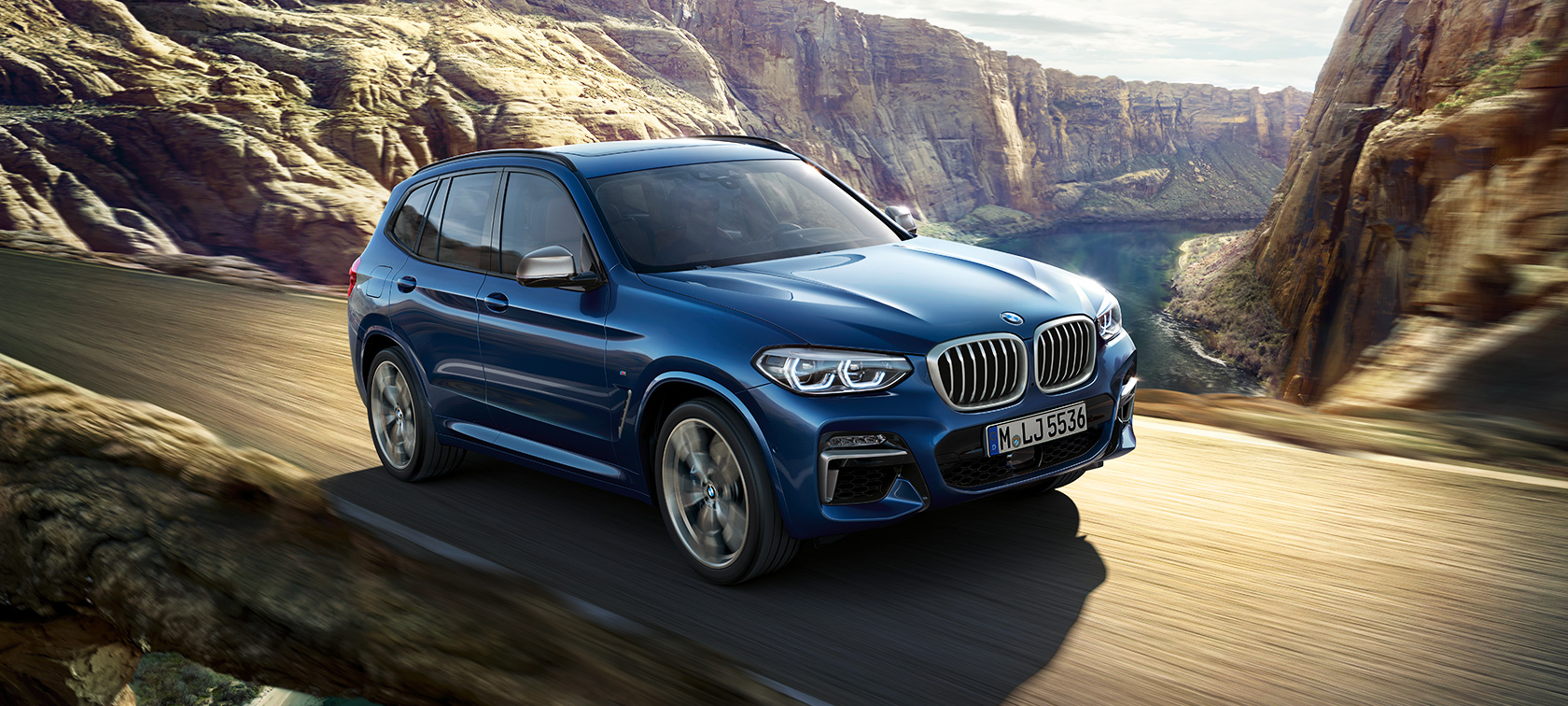 BMW X3 M40i, ripresa in movimento davanti a una gola G01 BMW X3 M40i, ripresa in movimento davanti a una gola G01