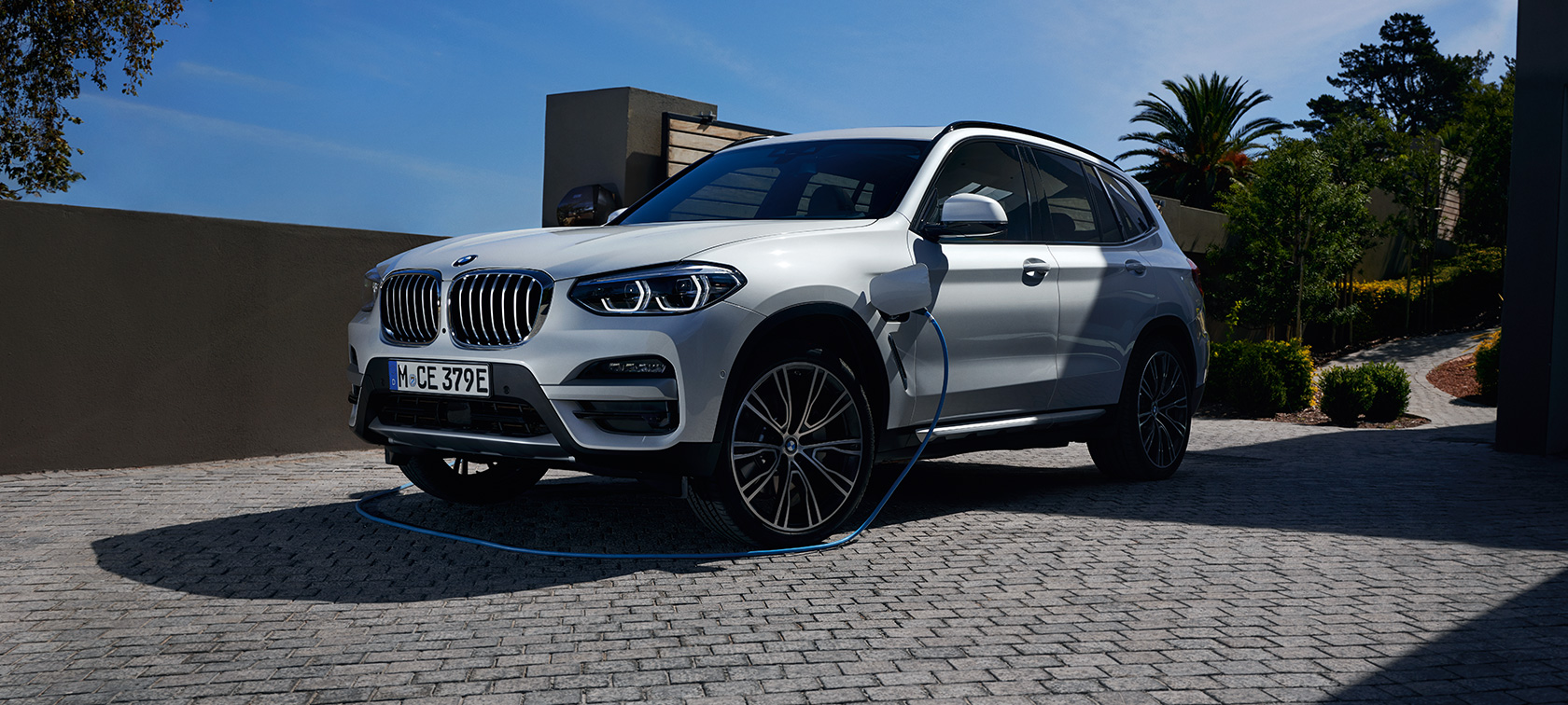 BMW X3 xDrive30e G01 ibrida Plug-in vista anteriore a tre quarti MW X3 xDrive30e G01 ibrida Plug-in vista anteriore a tre quarti in ricarica