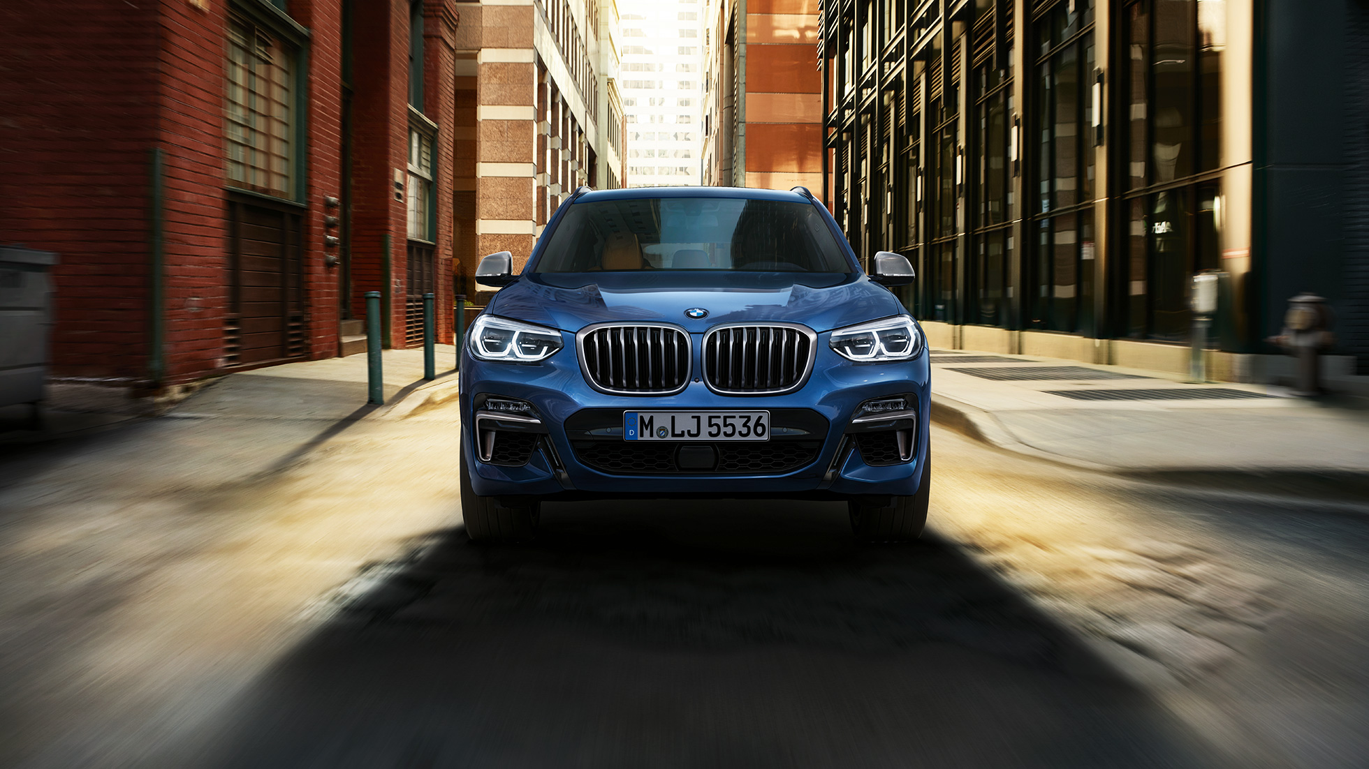 BMW X3 M40i, vista anteriore su sfondo urbano G01 BMW X3 M40i, vista anteriore su sfondo urbano G01