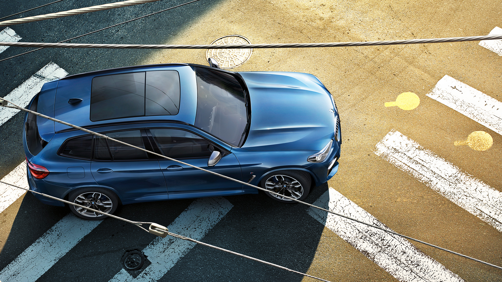 BMW X3 M40i, vista del tetto e del cofano motore con prospettiva a volo di uccello G01 BMW X3 M40i, vista del tetto e del cofano motore con prospettiva a volo di uccello G01