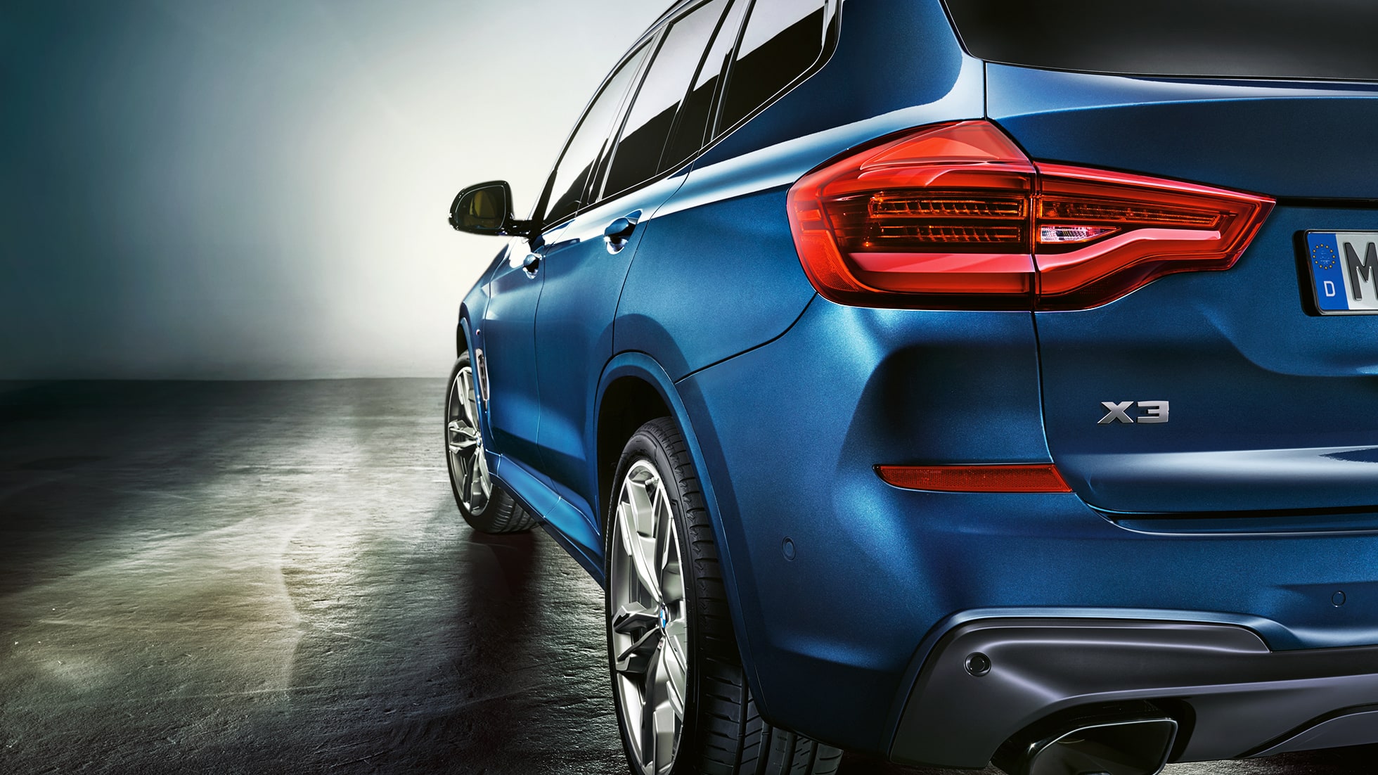 BMW X3 M40i, vista posteriore a tre quarti con gruppo ottico posteriore a LED G01 BMW X3 M40i, vista posteriore a tre quarti con gruppo ottico posteriore a LED G01