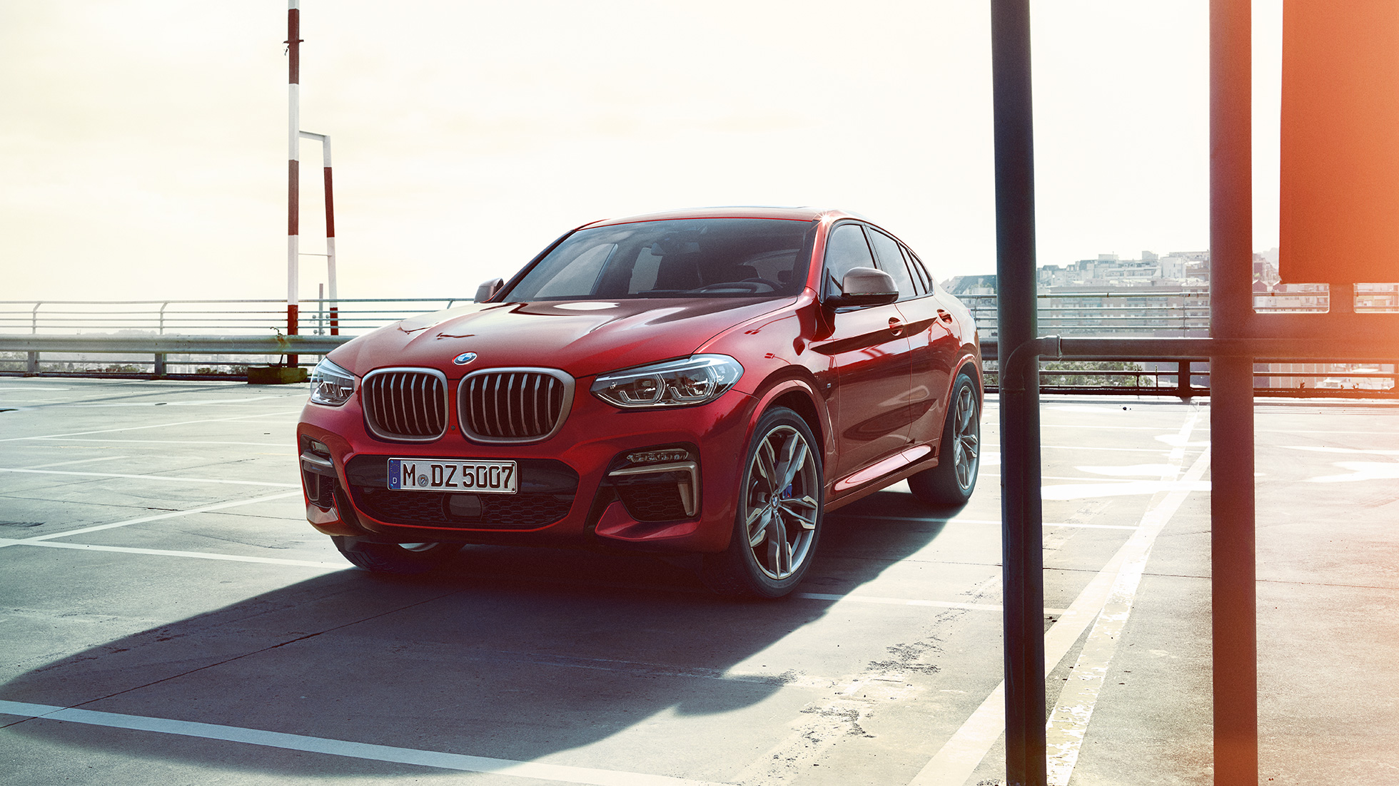 Esterni della BMW X4 G02 BMW X4 M40i G02 2018 Flamenco Red brilliant effect Red vista anteriore a tre quarti