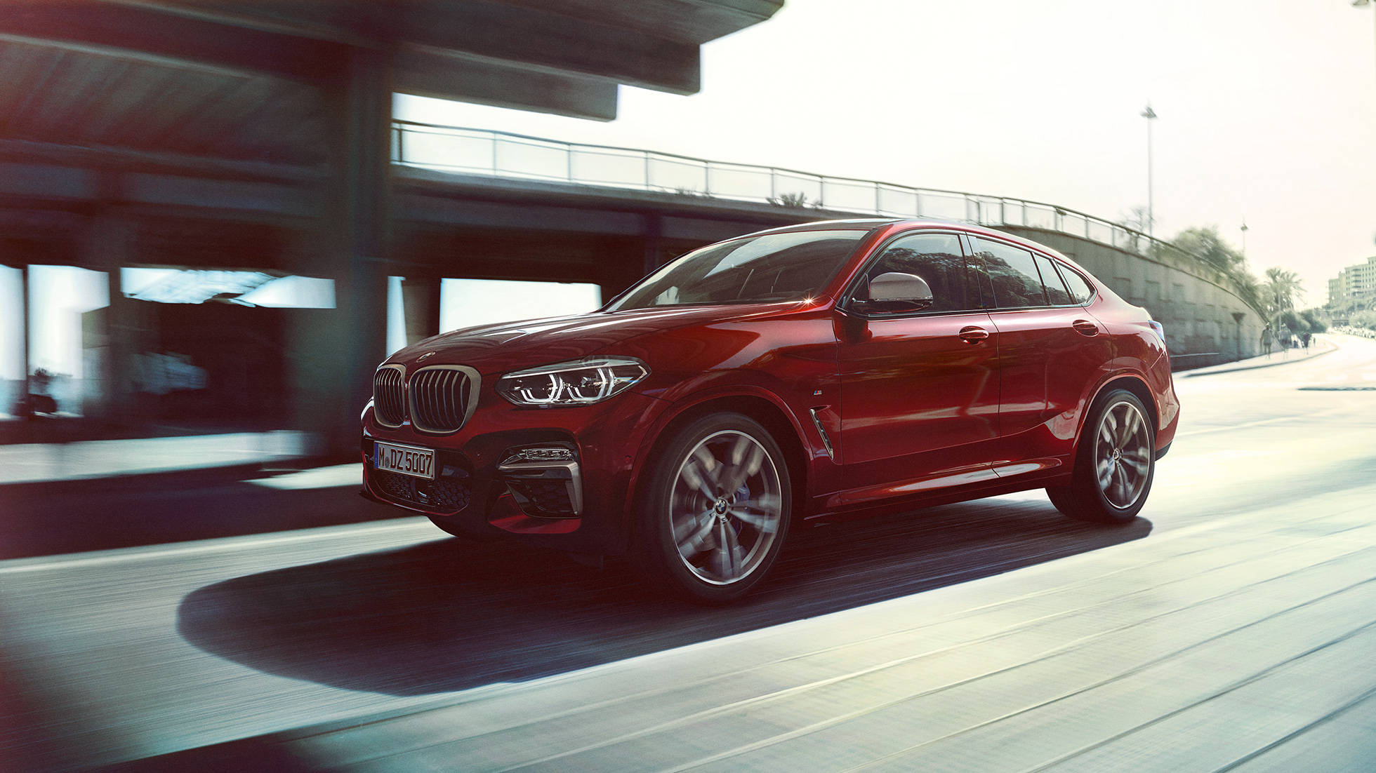 Frontale dinamico BMW X4 G02 BMW X4 M40i G02 2018 Flamenco Red brilliant effect Red vista anteriore a tre quarti