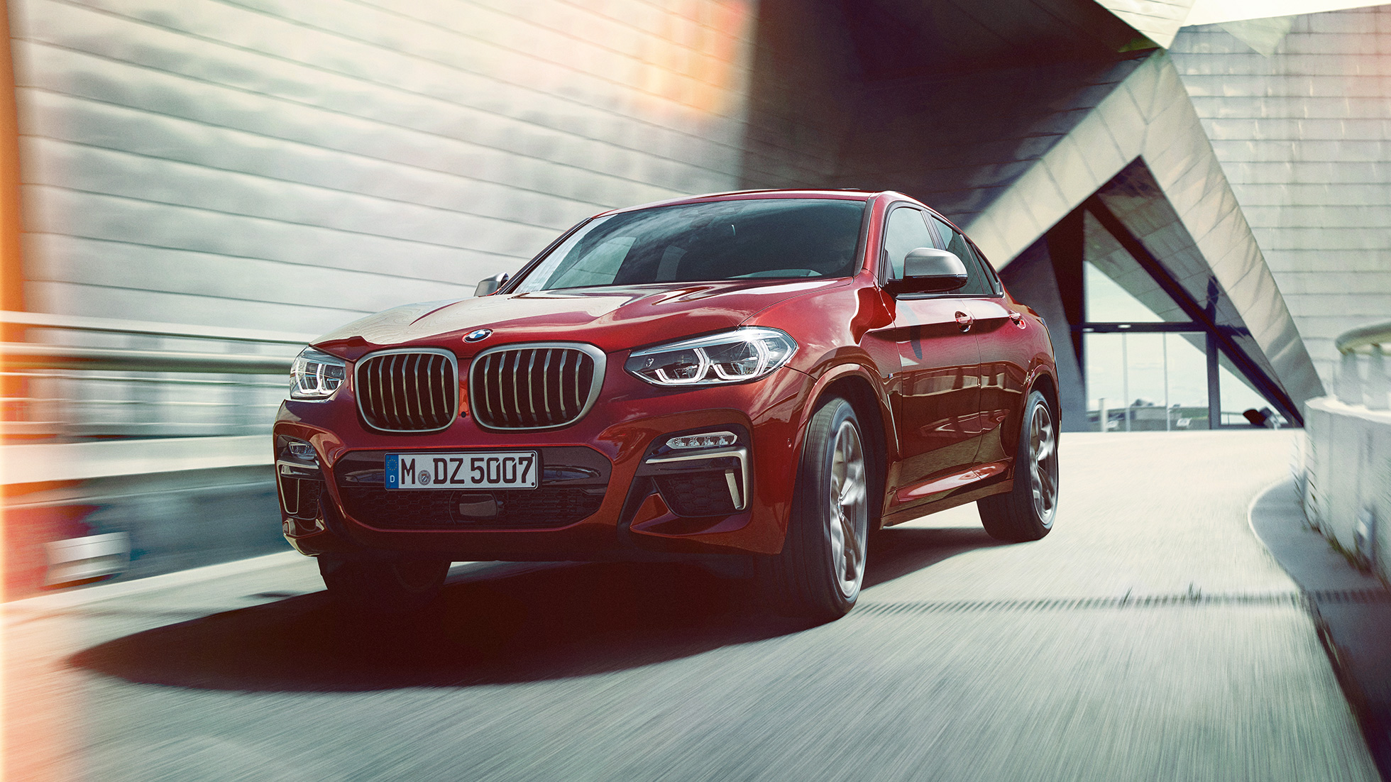 Vista anteriore a tre quarti BMW X4 G02 BMW X4 M40i G02 2018 Flamenco Red brilliant effect Red vista anteriore a tre quarti