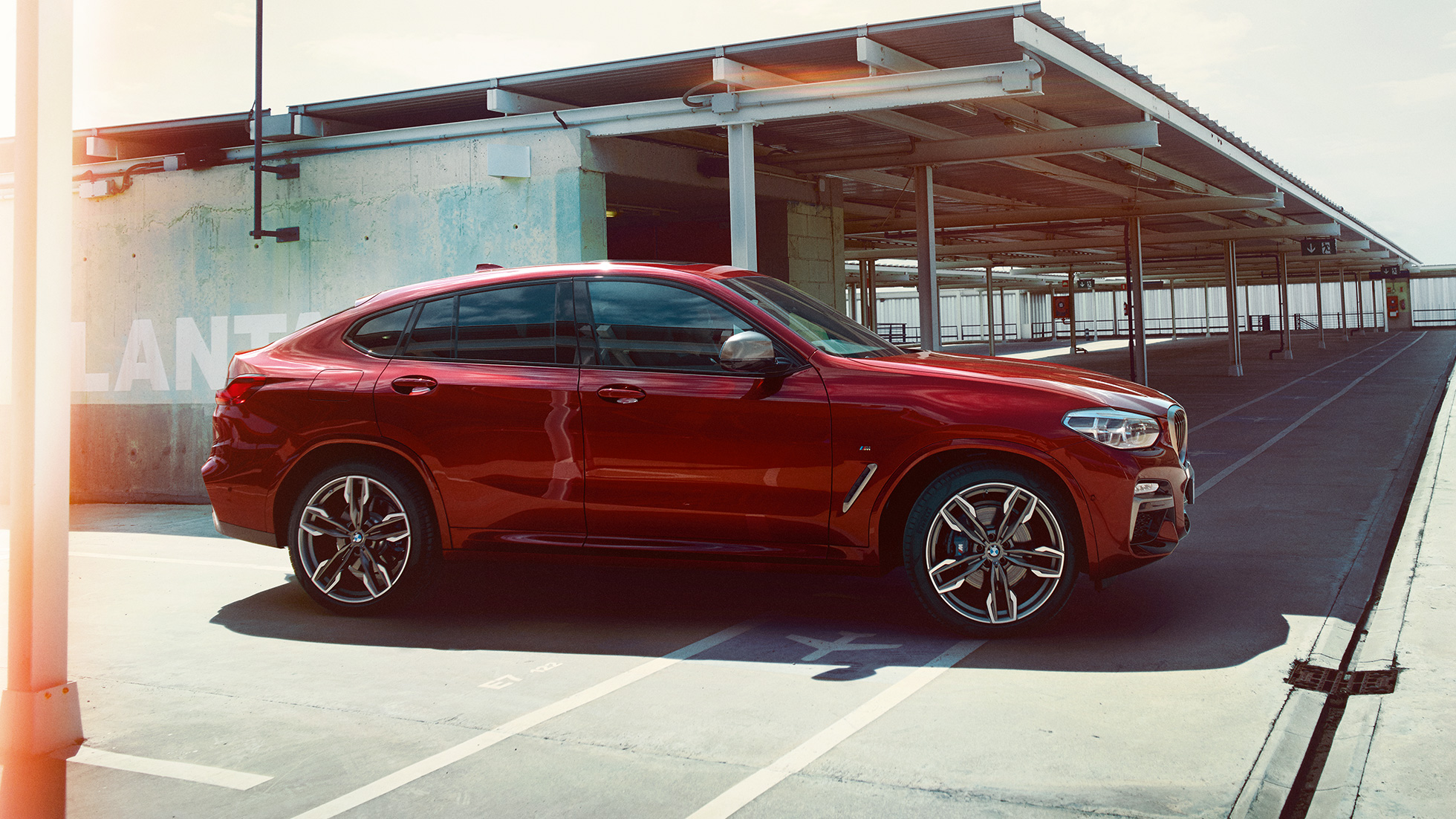 Silhouette sportiva della BMW X4 G02 Silhouette sportiva della BMW X4 M40i G02 2018 Flamenco Red brilliant effect Red Vista laterale