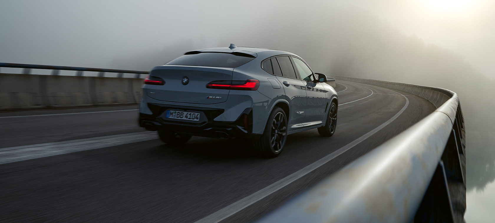 BMW X4 G02 Accessori Originali BMW 2021 BMW X4 G02 Accessori Originali BMW Brooklyn Grey Vista posteriore a tre quarti in movimento 2021