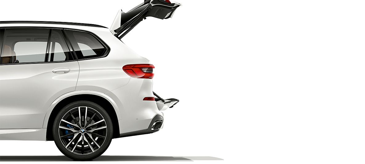 BMW X5 con portellone aperto Vista laterale della BMW X5, entrambe le sezioni del portellone posteriore sono aperte