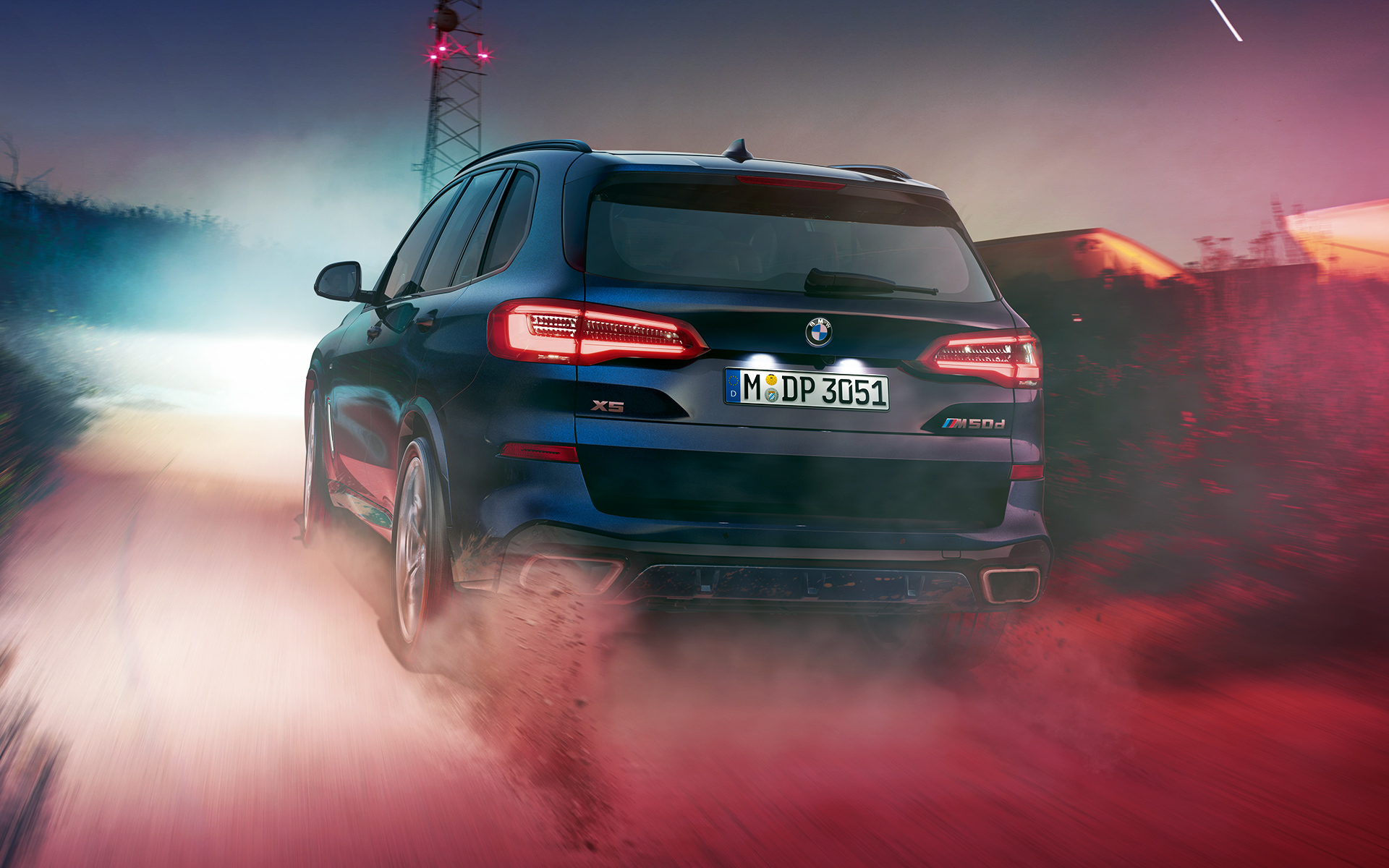 Parte posteriore della BMW X5 M50d Parte posteriore della BMW X5 M50d di notte in città