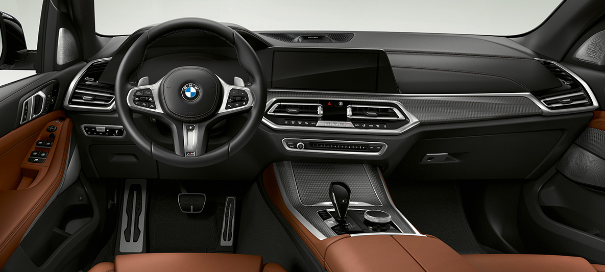 Interni della BMW X5 M50d Interni della BMW X5 M50d con cockpit, plancia strumenti e consolle centrale