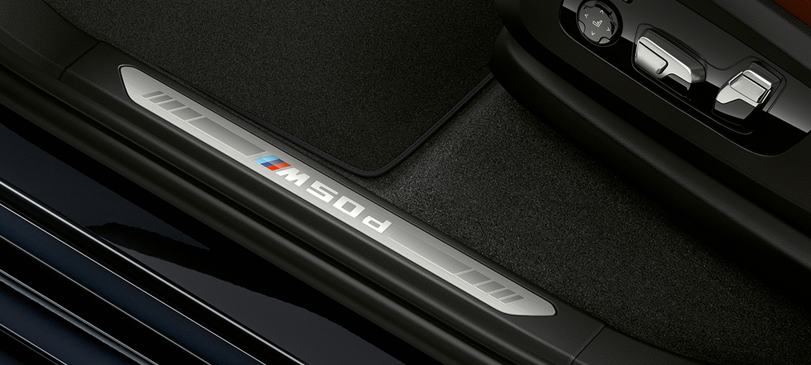 Listelli battitacco della BMW X5 M50d Listelli battitacco con logo BMW Individual della BMW X5 M50d