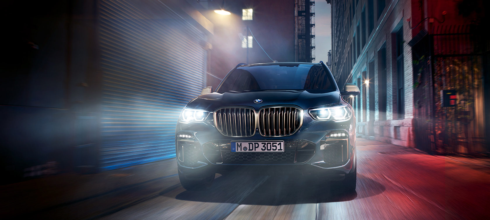 BMW X5 M50d in azione BMW X5 M50d in una strada urbana di notte