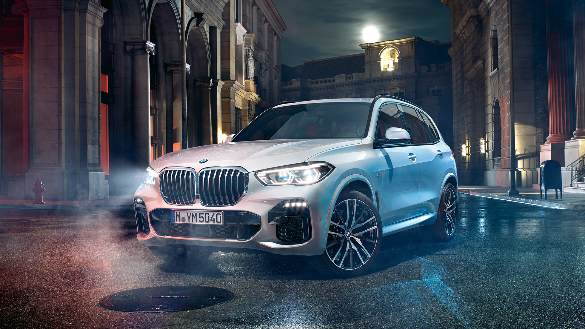BMW X5 vista anteriore a tre quarti G05 BMW X5 G05 2018 Mineral White metallizzato vista anteriore a tre quarti ferma di notte