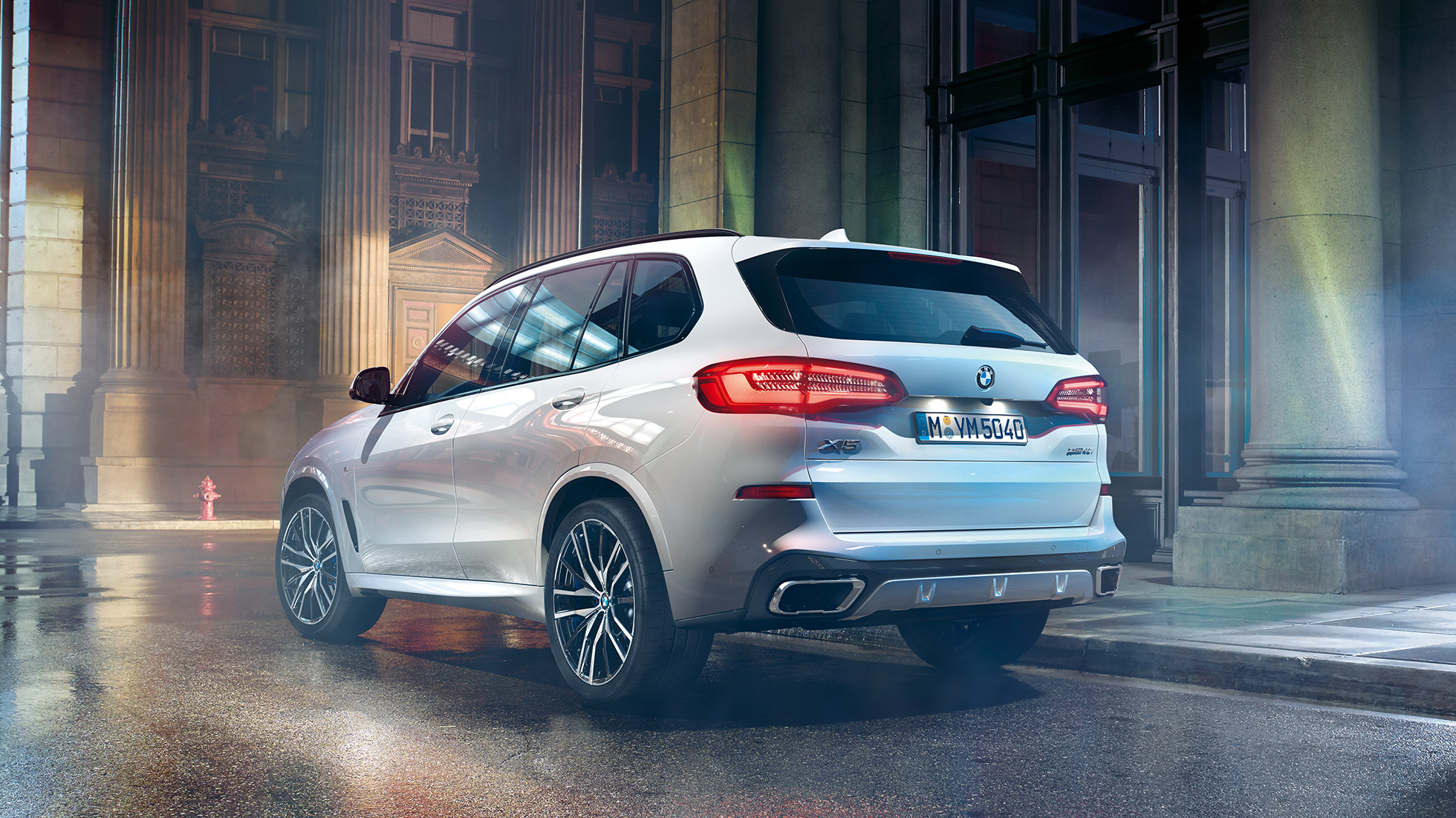 BMW X5 xDrive40i vista posteriore a tre quarti G05 BMW X5 xDrive40i G05 2018 Mineral White metallizzato vista posteriore a tre quarti