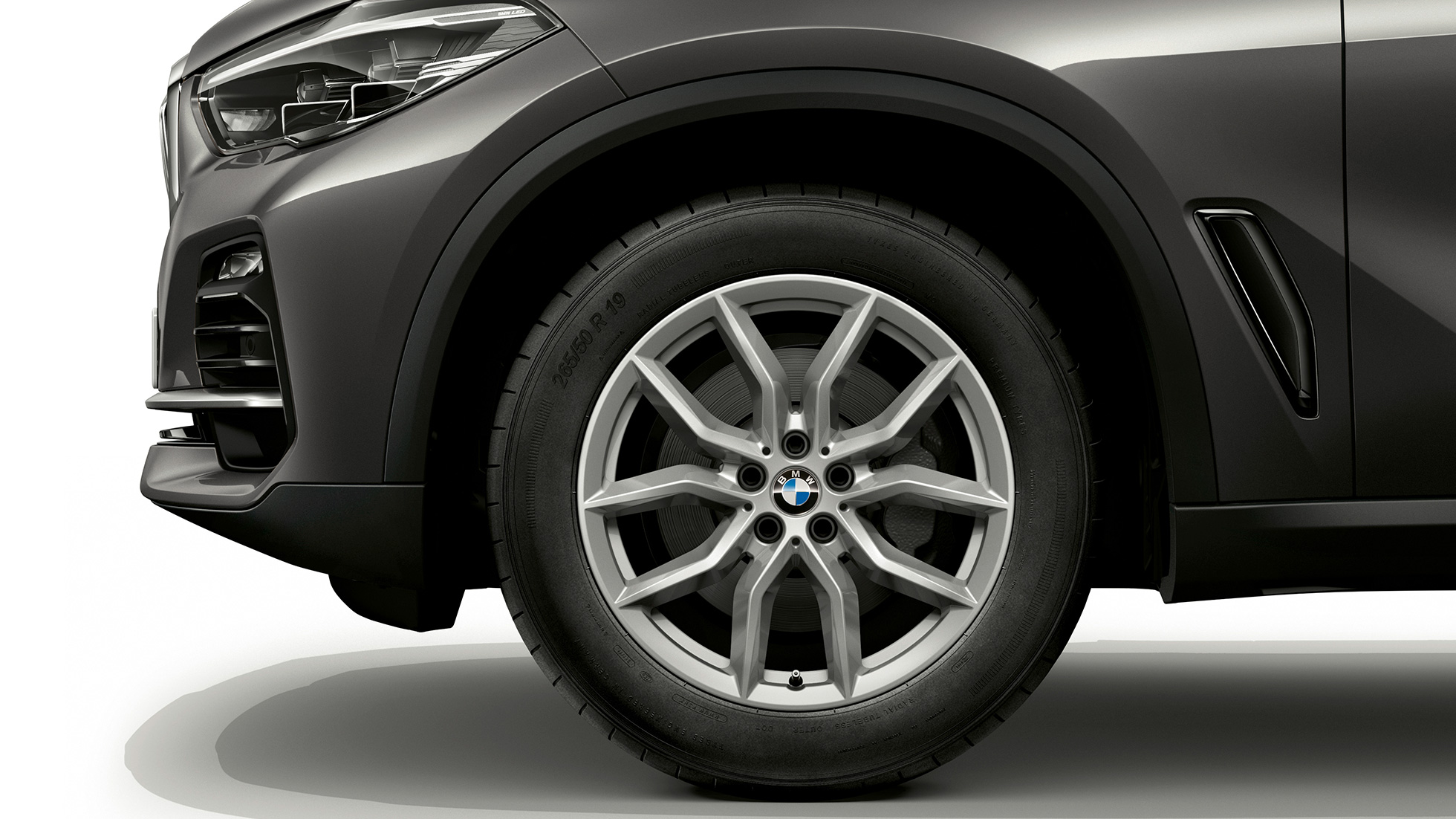 Versione base BMW X5 xDrive30d vista laterale frontale con cerchio Versione base della BMW X5 xDG05 2018 Sophisto Grey brilliant effect metallizzato vista laterale frontale con cerchio