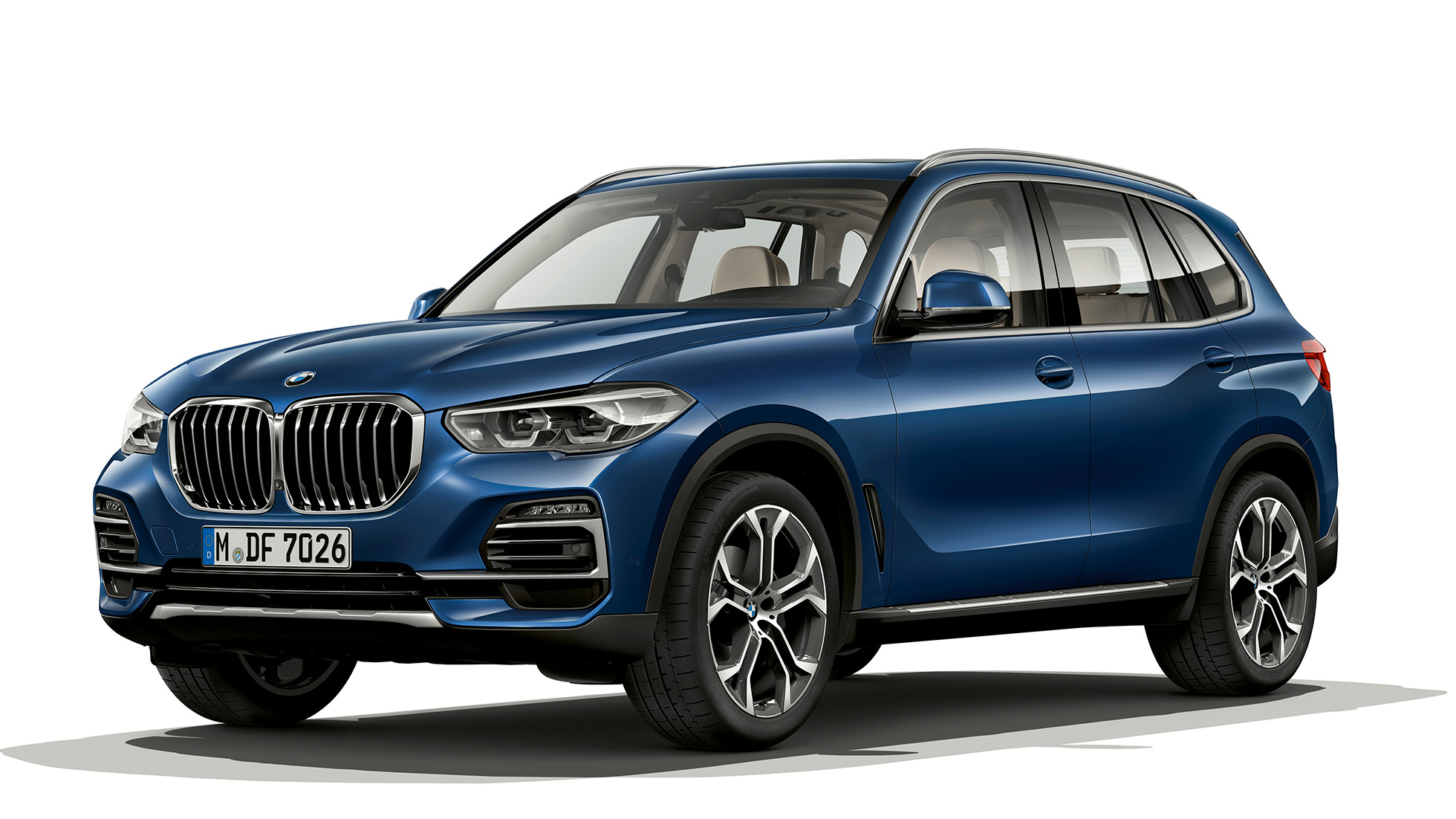 Versione xLine della BMW X5 xDrive40i vista anteriore a tre quarti Versione xLine della BMW X5 xDrive40i G05 2018 Phytonic Blue metallizzato vista anteriore a tre quarti