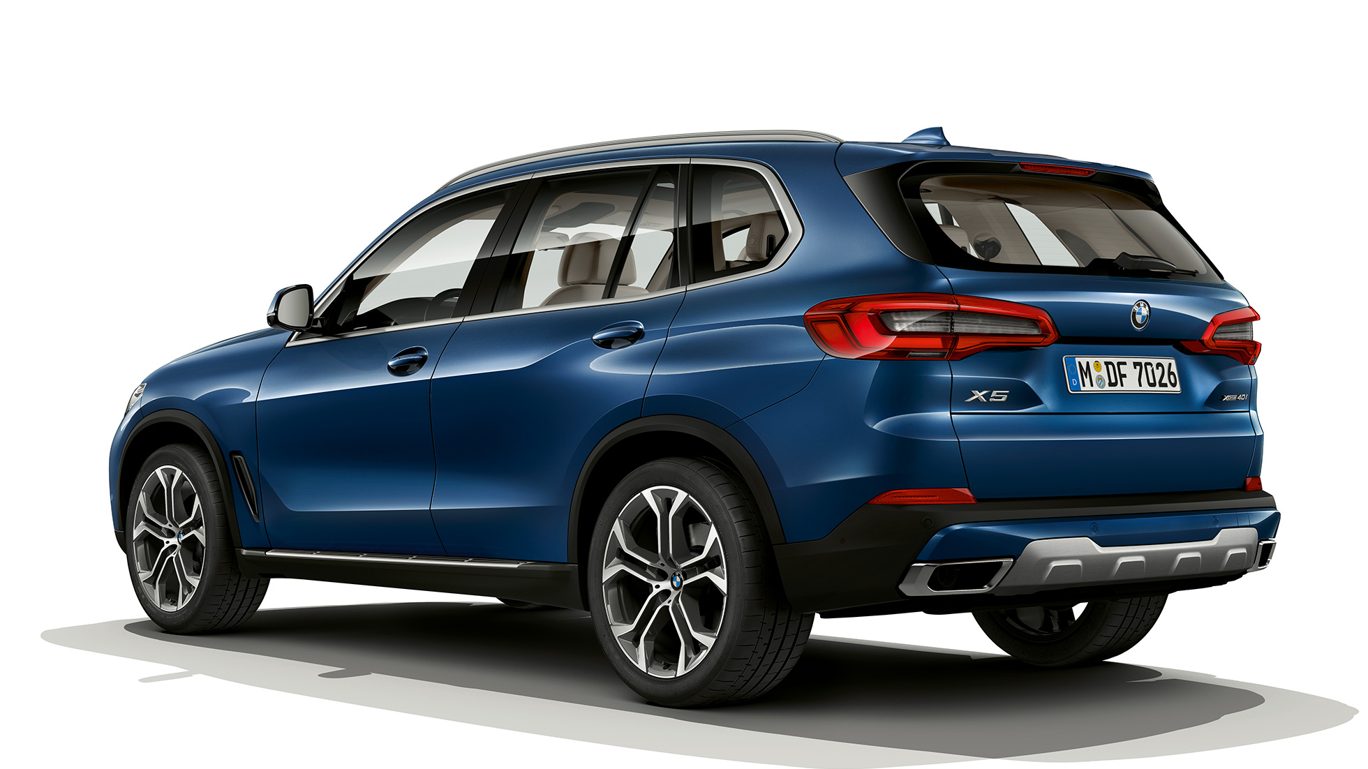 Versione xLine della BMW X5 xDrive40i vista posteriore a tre quarti Versione xLine della BMW X5 xDrive40i G05 2018 Phytonic Blue metallizzato vista posteriore a tre quarti