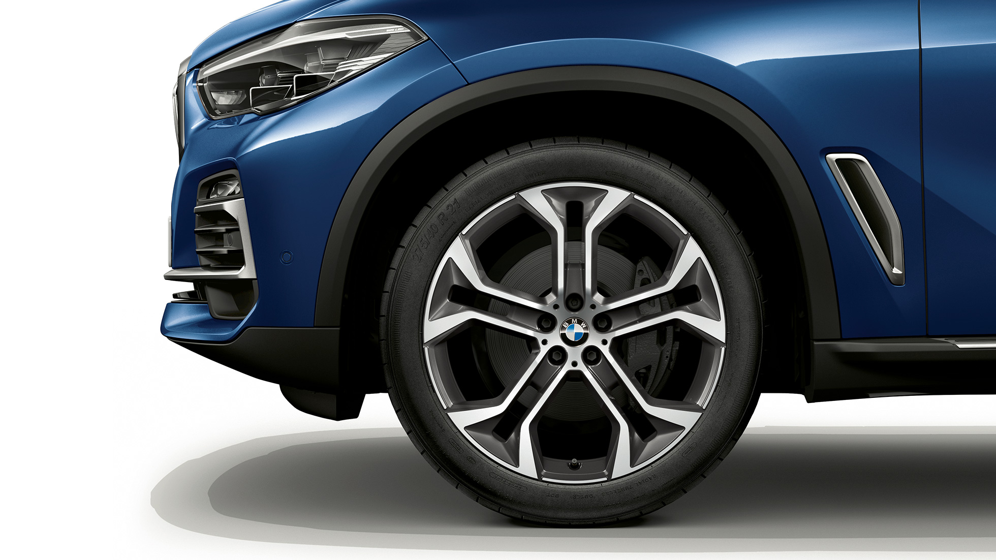 Versione xLine della BMW X5 xDrive40i vista laterale frontale con cerchio Versione xLine della BMW X5 xDrive40i G05 2018 Phytonic Blue metallizzato vista laterale frontale con cerchio