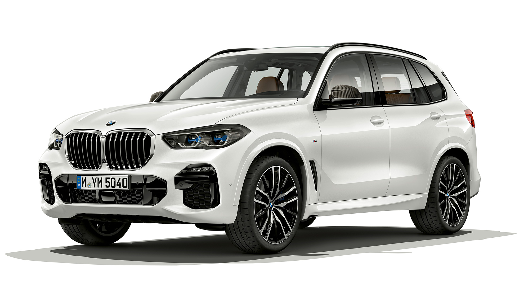 Versione M Sport della BMW X5 xDrive40i vista anteriore a tre quarti Versione M Sport della BMW X5 xDrive40i G05 2018 Mineral White metallizzato vista anteriore a tre quarti.