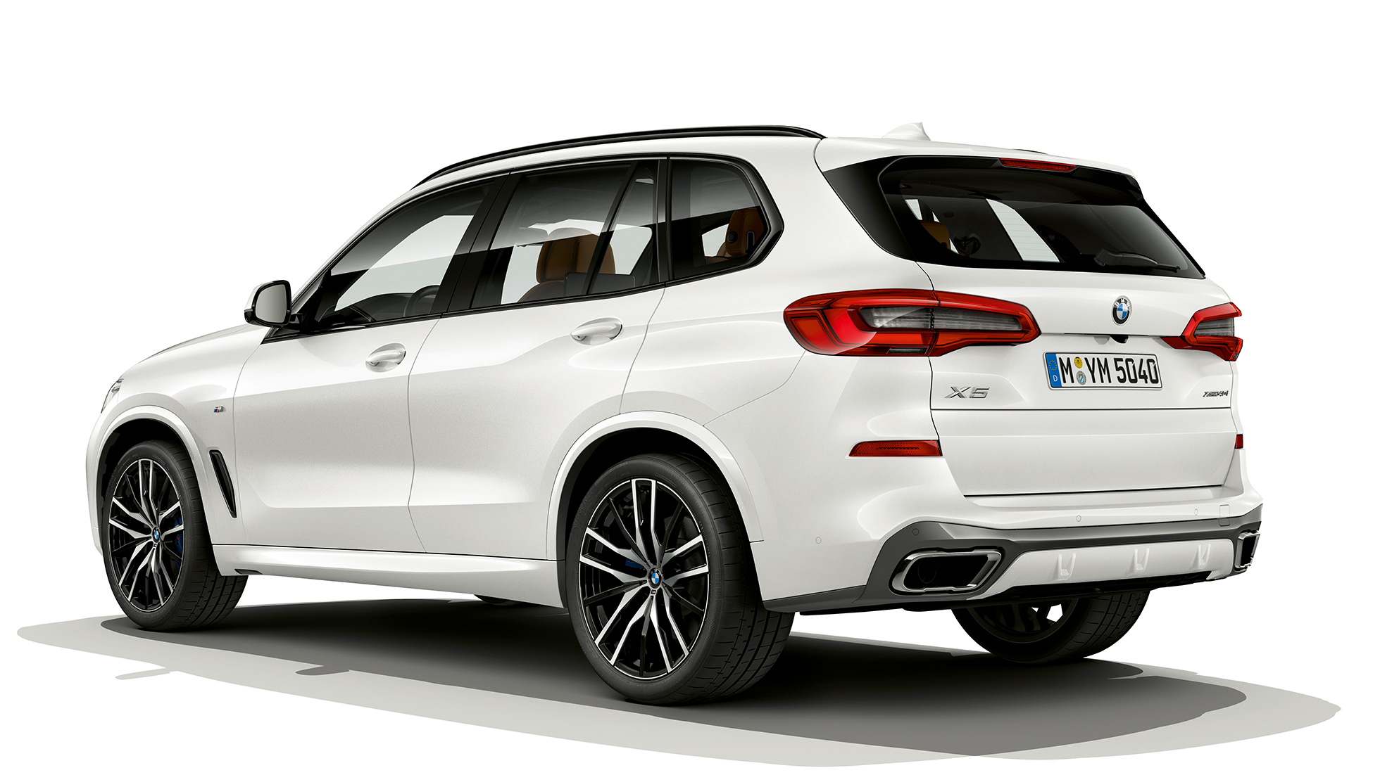 Versione M Sport della BMW X5 xDrive40i vista posteriore a tre quarti Versione M Sport della BMW X5 xDrive40i G05 2018 Mineral White metallizzato vista posteriore a tre quarti.