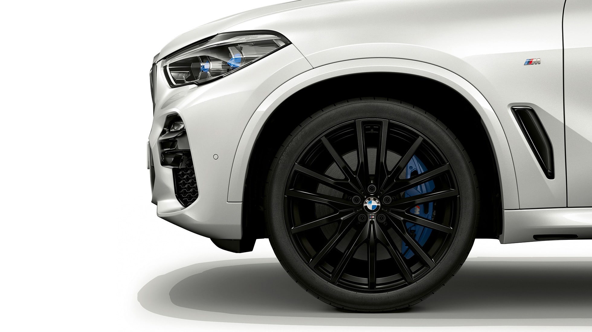 Versione M Sport della BMW X5 xDrive40i vista laterale frontale con cerchio Versione M Sport della BMW X5 xDrive40i G05 2018 Mineral White metallizzato vista laterale frontale con cerchio