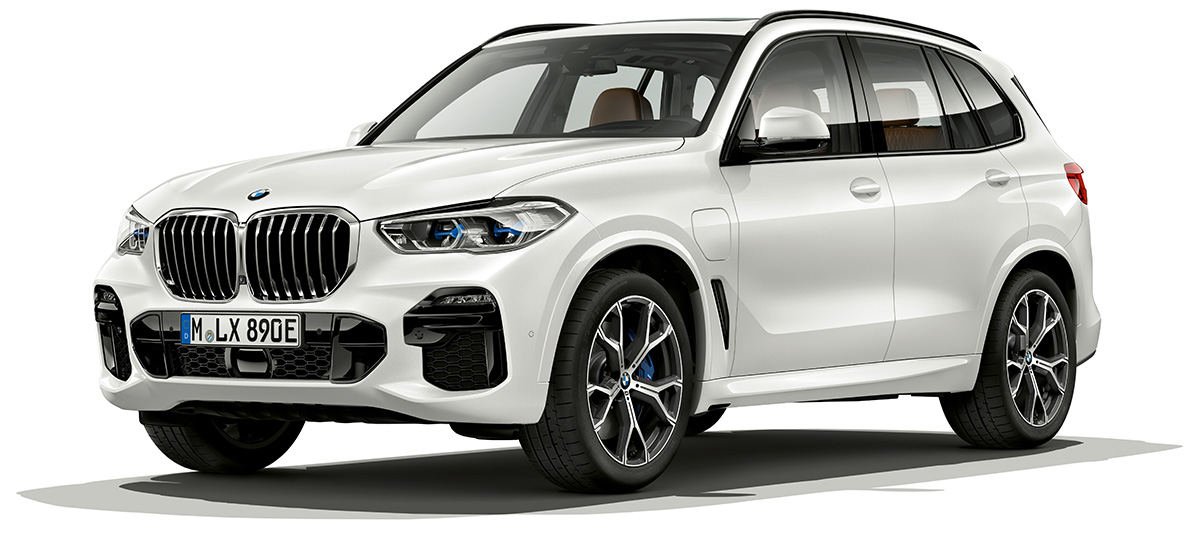 BMW X5 xDrive45e, vista anteriore a tre quarti BMW X5 xDrive45e G05 2018 Mineral White metallizzato vista anteriore a tre quarti