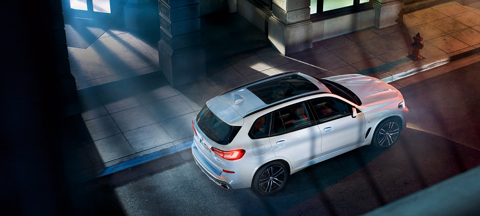 BMW X5 con prospettiva a volo di uccello BMW X5 G05 2018 Mineral White metallizzato con prospettiva a volo di uccello