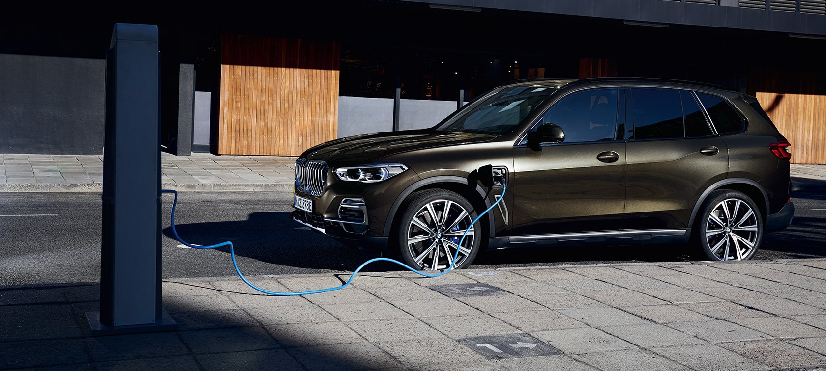 BMW X5 xDrive45e G05 vista laterale a tre quarti BMW X5 xDrive45e G05 ibrida Plug-in, vista laterale a tre quarti