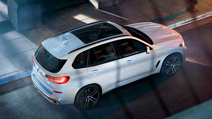 BMW X5 ferma con prospettiva a volo di uccello BMW X5 ferma con prospettiva a volo di uccello