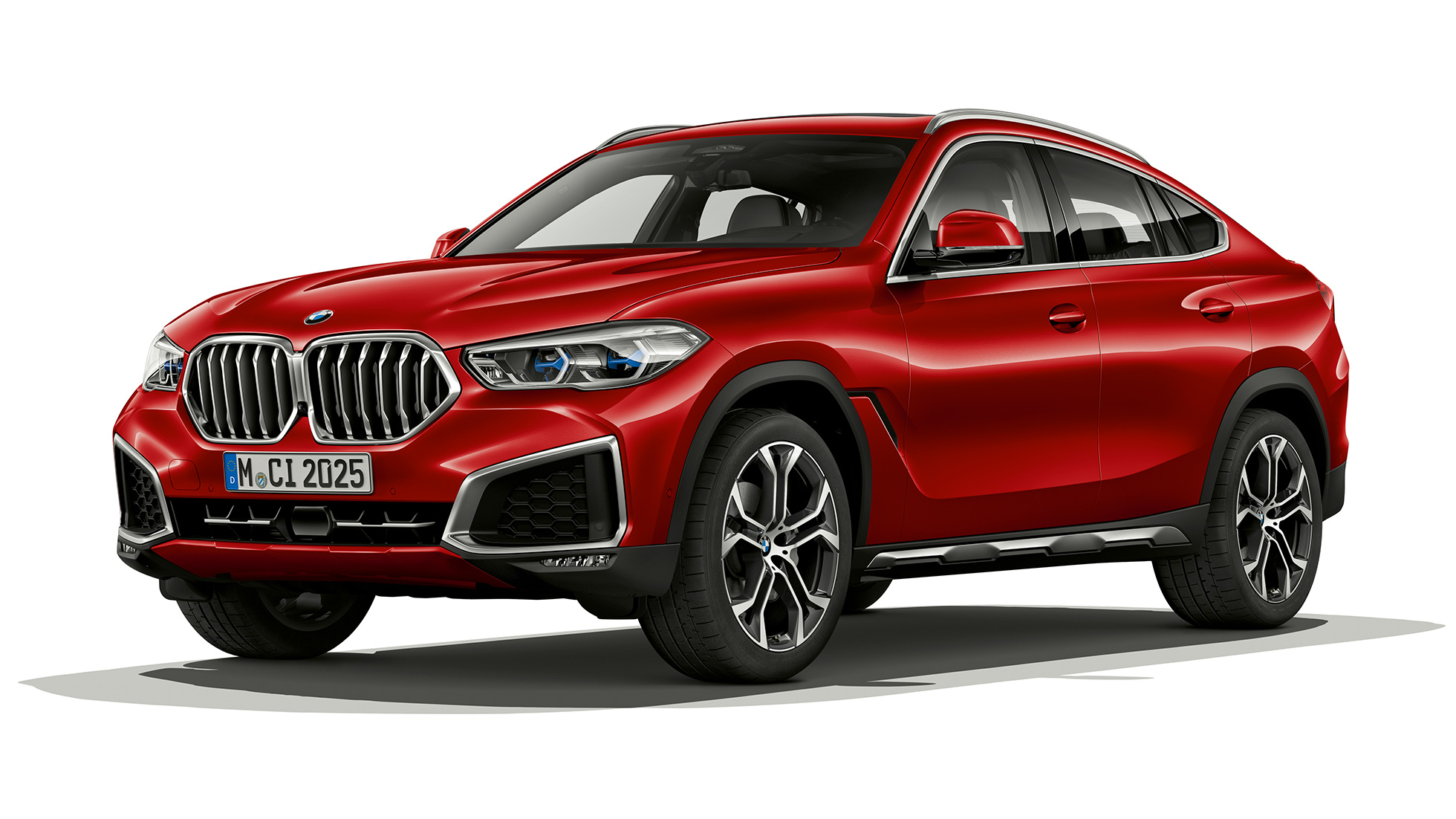 BMW X6 con BMW xLine, esterni G06. Vista anteriore a tre quarti della BMW X6 con BMW xLine G06.