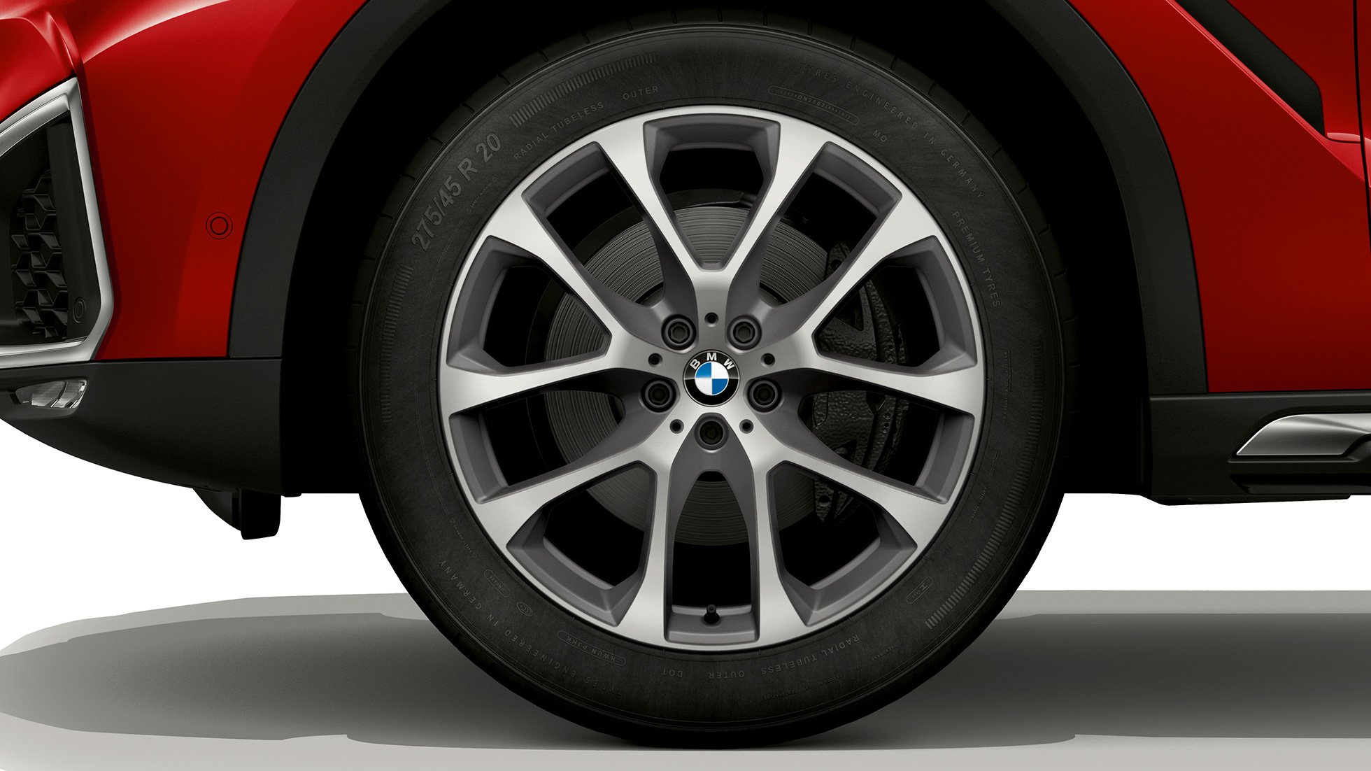 BMW X6 con BMW xLine, cerchio in lega leggera G06. BMW X6 con BMW xLine e primo piano del cerchio in lega leggera G06.