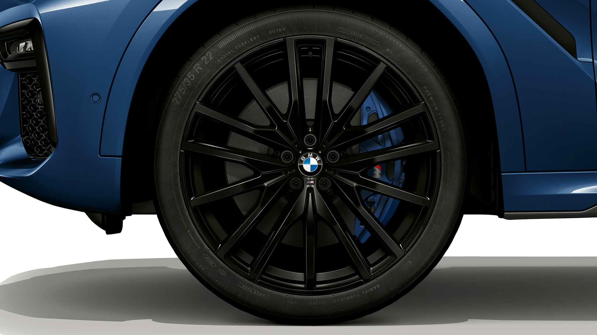 BMW X6 con pacchetto sportivo M, cerchio in lega leggera G06. BMW X6 con pacchetto sportivo M e primo piano del cerchio in lega leggera G06.