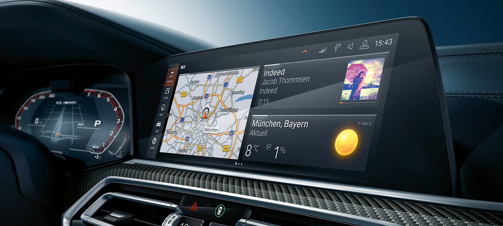 Cockpit con Head Up Display G06. Cockpit della BMW X6 con primo piano dell’Head Up Display G06.