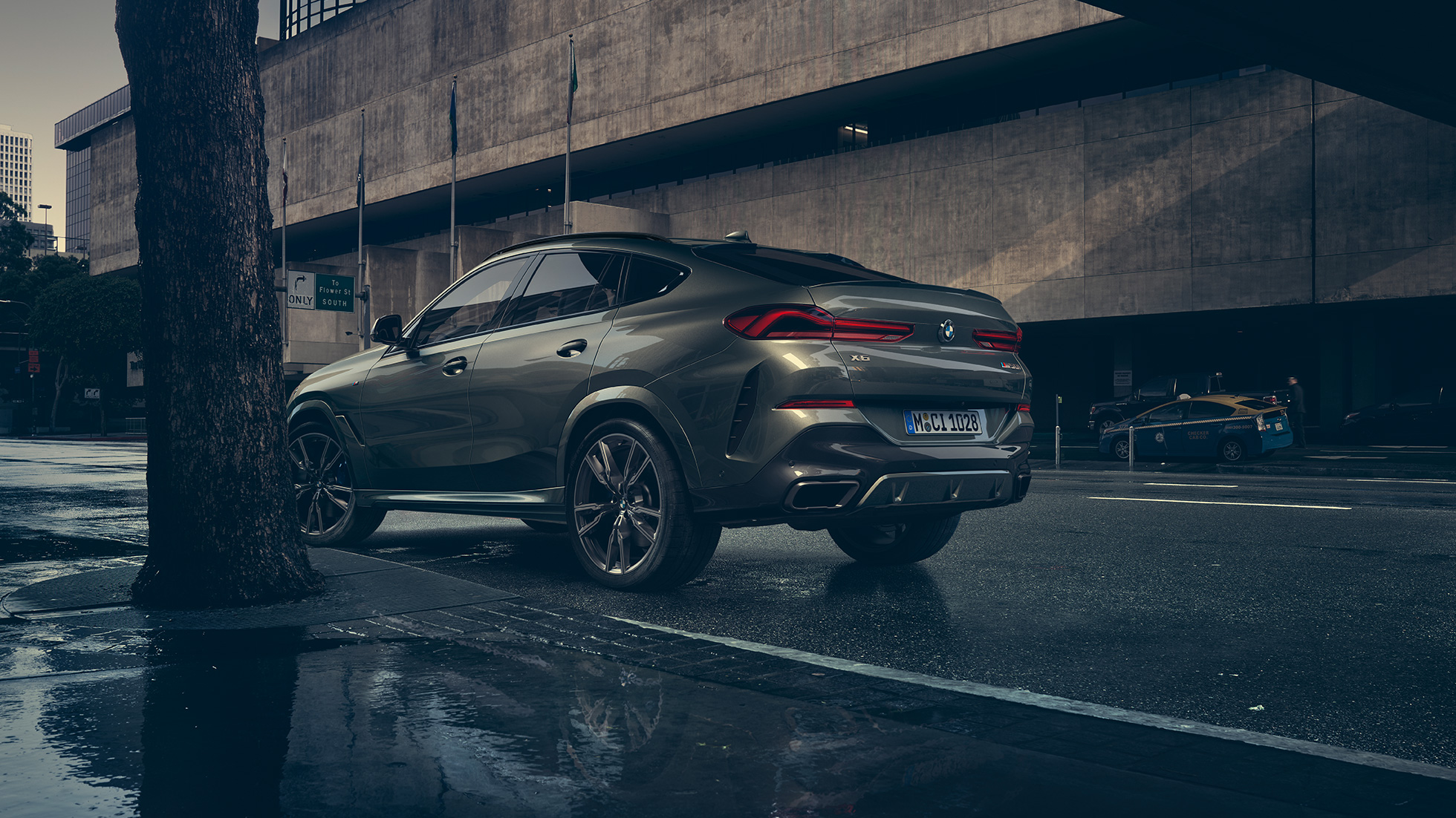 Esterni della BMW X6 G06. BMW X6, vista posteriore a tre quarti in ambiente urbano G06.