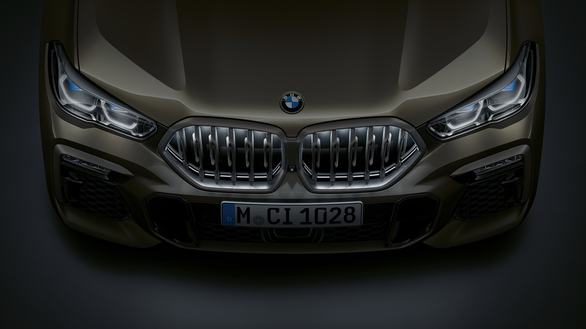 Frontale della BMW X6 G06. Primo piano del frontale della BMW X6 con calandra a doppio rene “Iconic Glow” con prospettiva a volo di uccello G06.