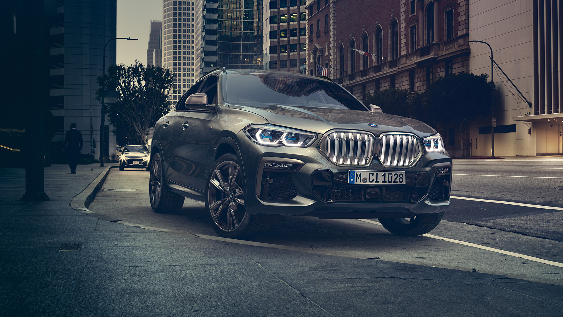 BMW X6, assetto adattivo M Professional G06. BMW X6, vista anteriore a tre quarti in ambiente urbano G06.