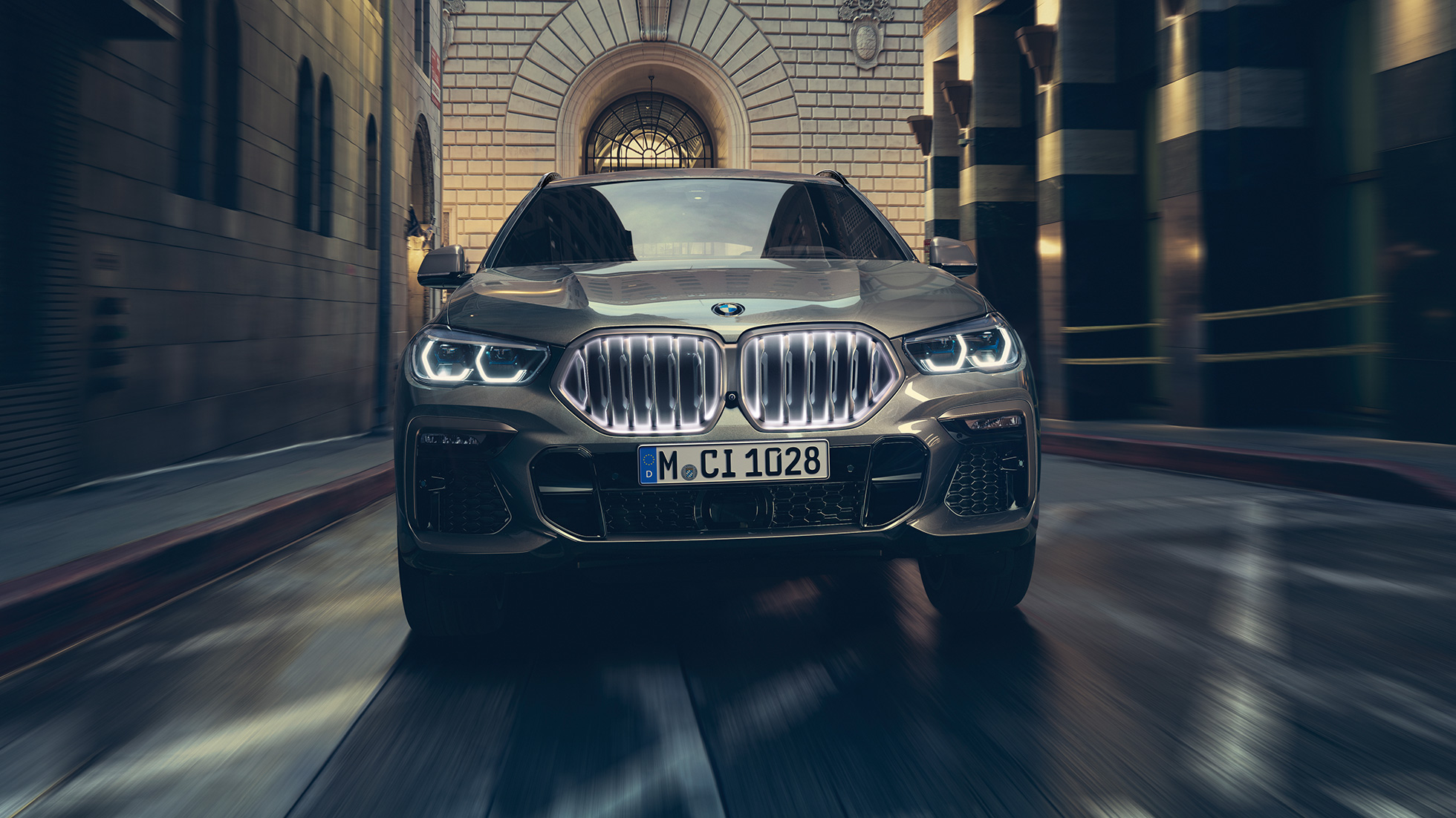 BMW X6 con calandra a doppio rene “Iconic Glow” G06. Vista frontale della BMW X6 in ambiente urbano G06.
