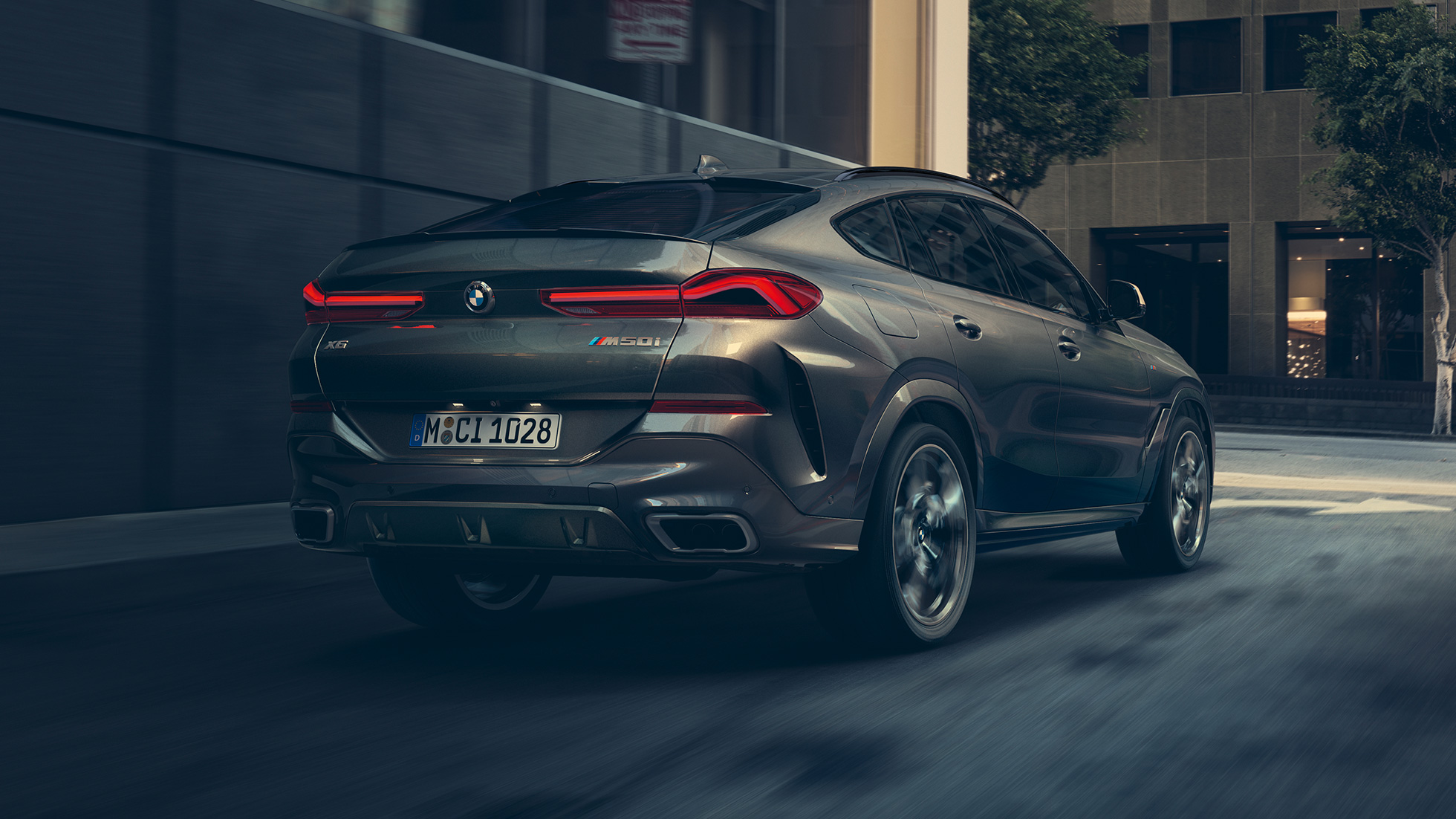 Assetto adattivo M Professional G06. Vista posteriore a tre quarti della BMW X6 G06.