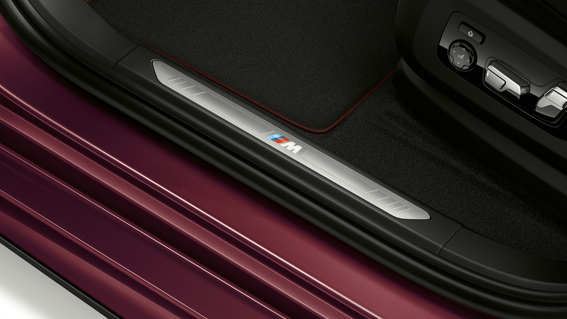 Listello battitacco della BMW X6 Individual G06. Interni della BMW X6 Individual con primo piano del listello battitacco G06.