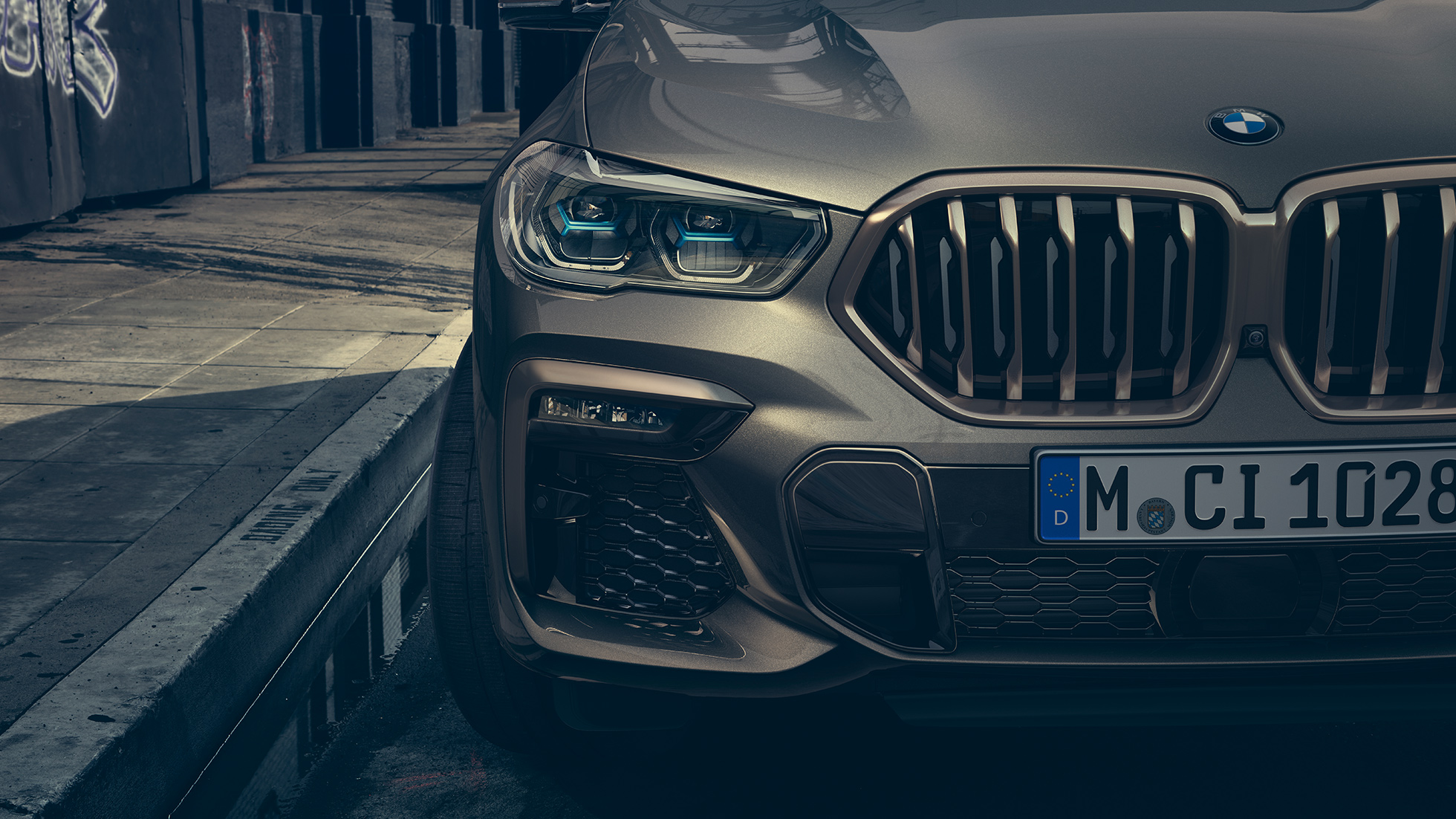 Luce laser BMW G06. Ripresa della BMW X6 con primo piano della luce laser G06.