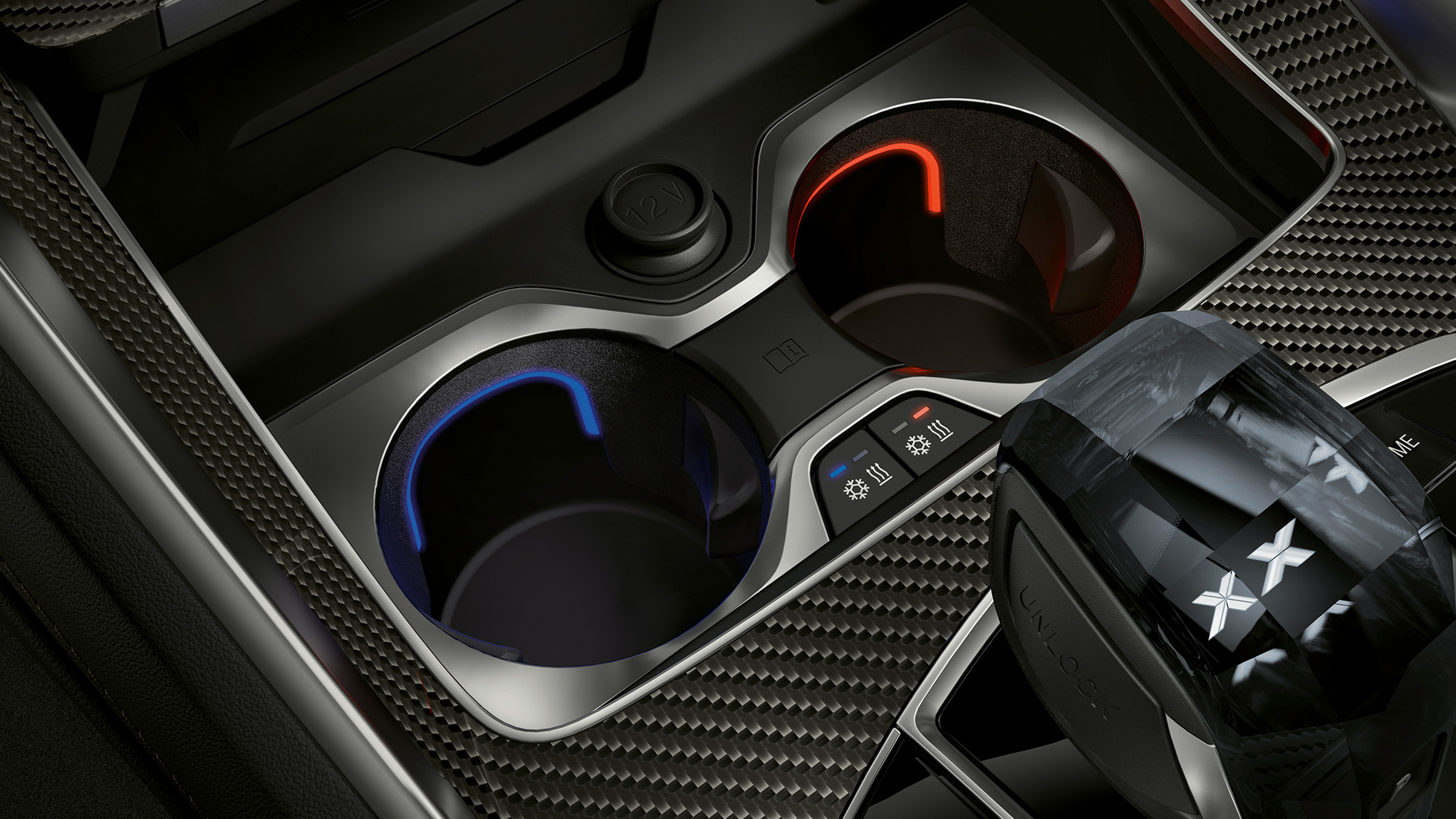 Portabevande a temperatura regolabile G06. Ripresa degli interni della BMW con primo piano del portabevande a temperatura regolabile G06.