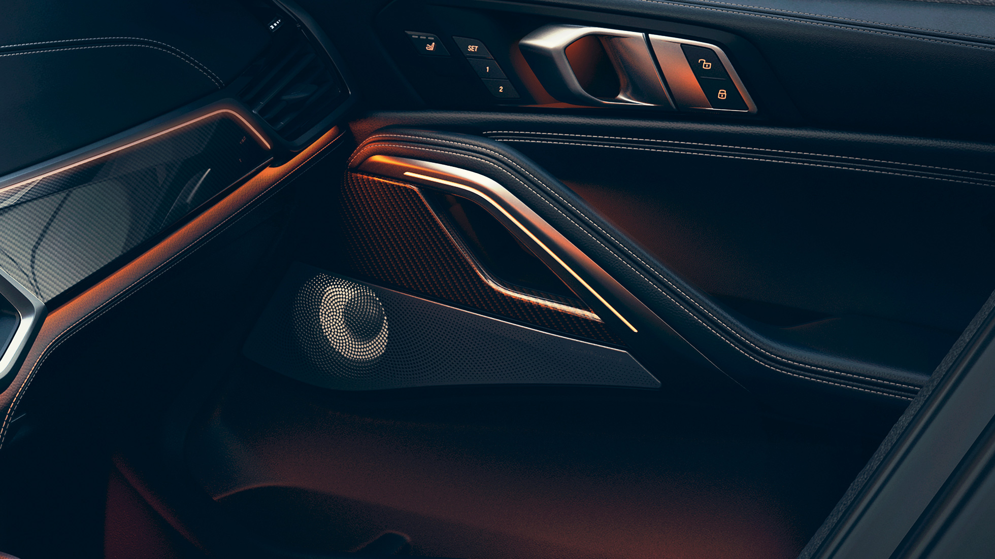 Gli altoparlanti della BMW X6 G06. Ripresa degli interni della BMW con primo piano dell’altoparlante G06.