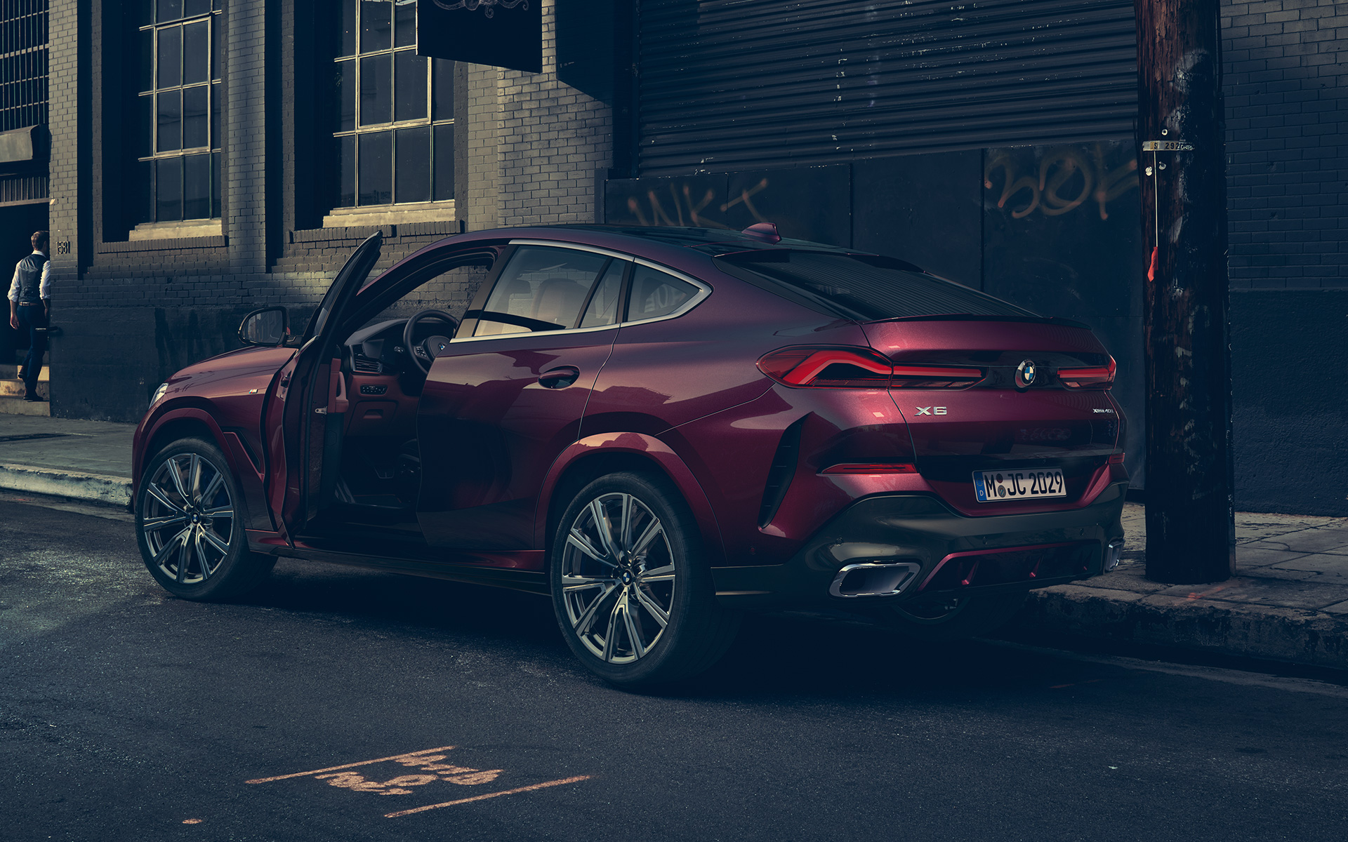 Vista posteriore a tre quarti della BMW X6 Individual G06 2019 BMW X6 Individual G06 2019 Ametrin metallizzato Vista posteriore a tre quarti