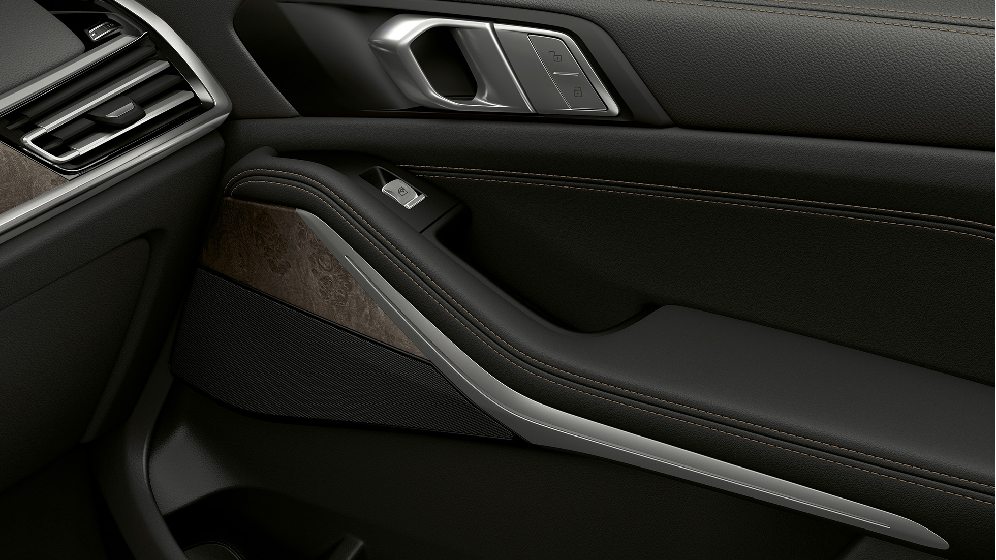 BMW X7, interno porta G07 Primo piano dell’interno porta della BMW X7 G07.