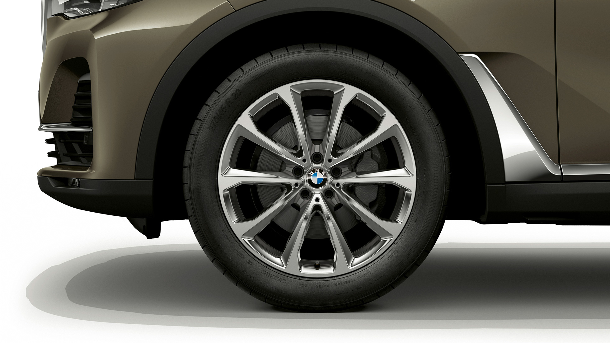BMW X7, cerchio in lega leggera G07 Primo piano del cerchio in lega leggera della BMW X7 G07.