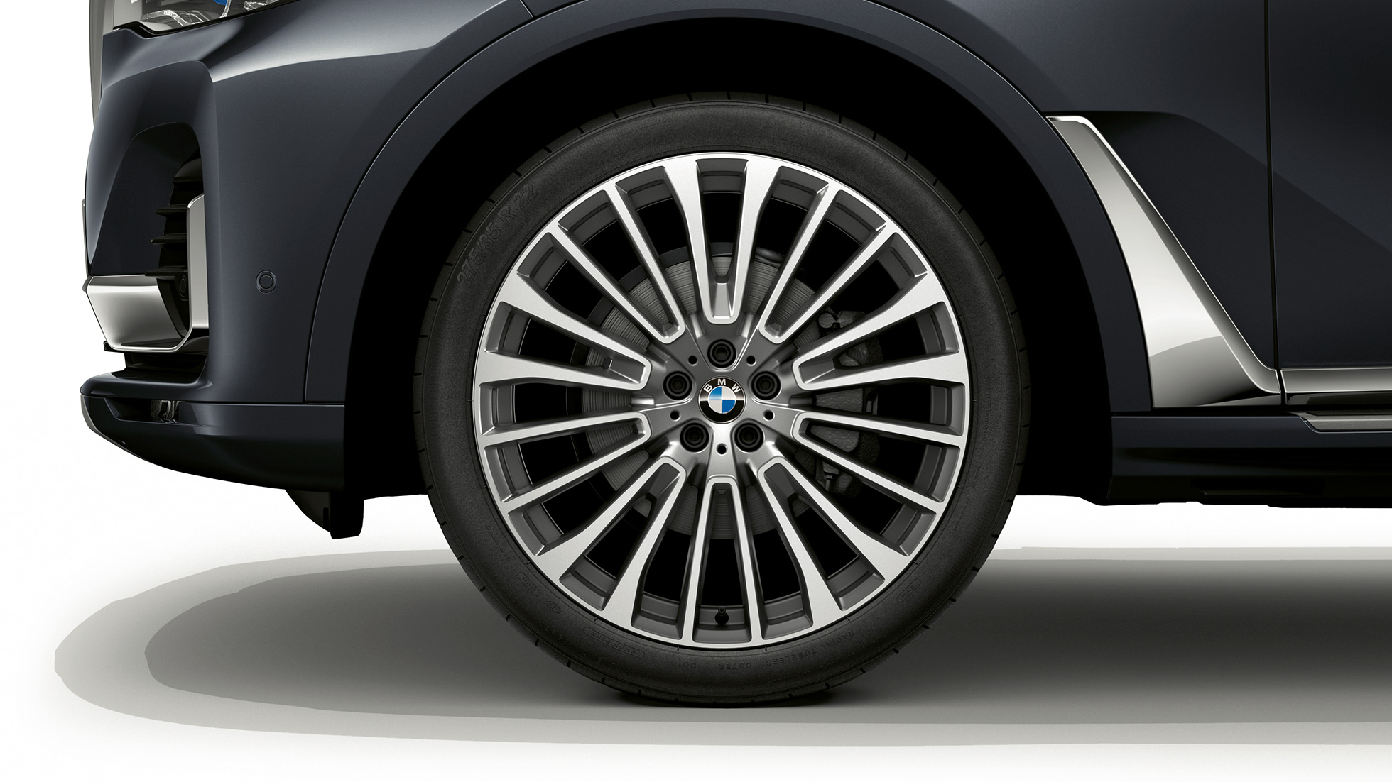 Nuova BMW X7, Ruota in lega leggera Design Pure Excellence G07 Primo piano della ruota in lega leggera della Nuova BMW X7 con le caratteristiche di Design Pure Excellence G07