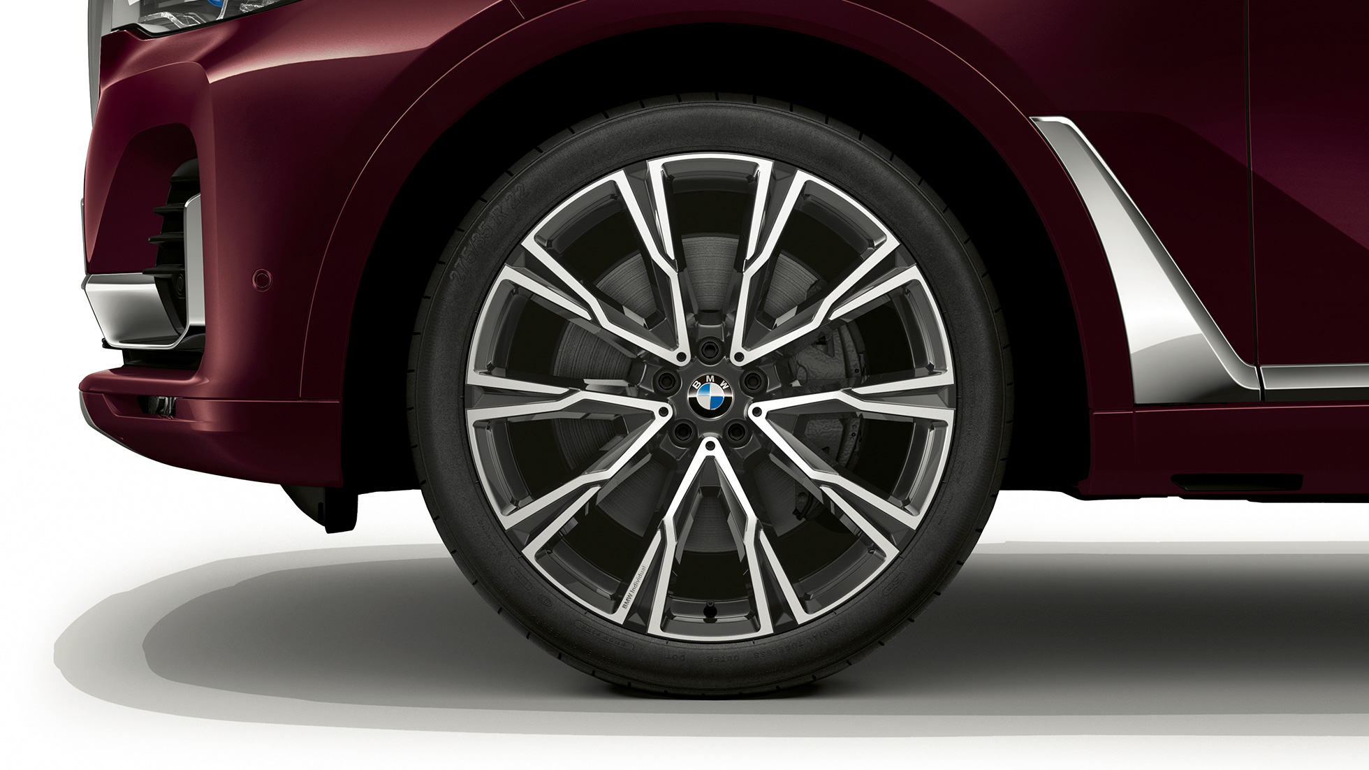 Nuova BMW X7, con pacchetto M Sport cerchi in lega leggera G07 Primo piano della ruota in lega leggera della Nuova BMW X7 con caratteristiche del pacchetto M Sport G07